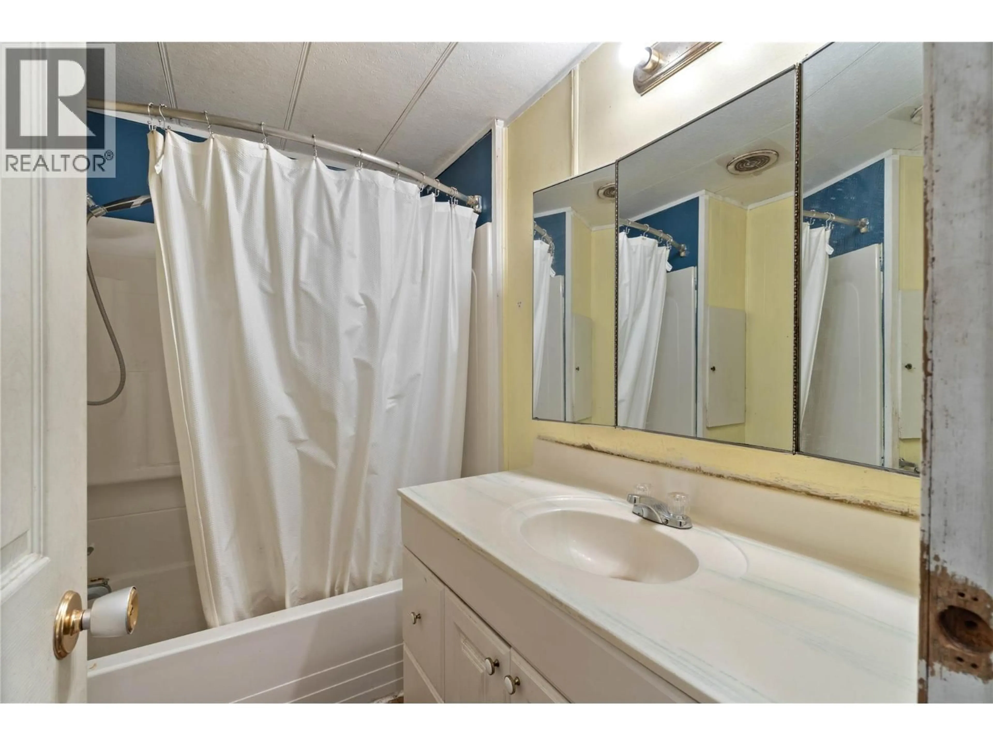Standard bathroom, unknown for 5165 TRANS CANADA HIGHWAY WEST, Kamloops British Columbia V1S2A5