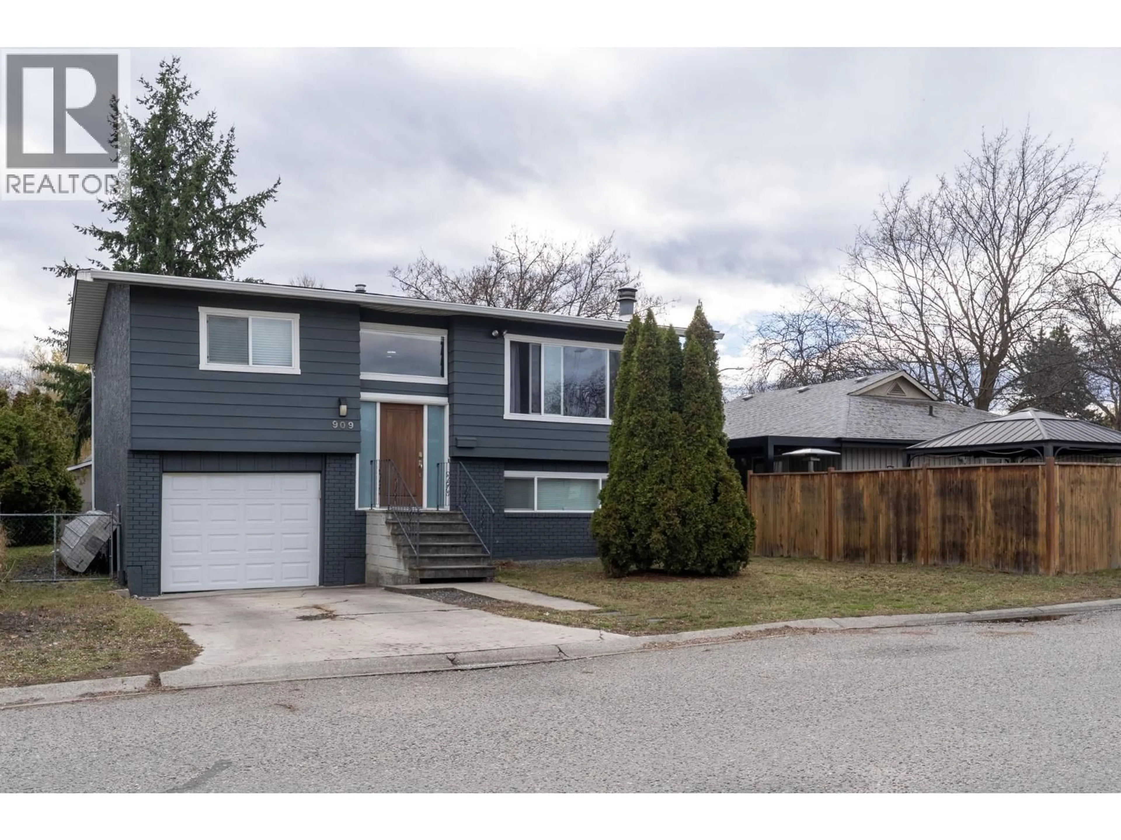 Home with vinyl exterior material, street for 909 GRENFELL COURT, Kelowna British Columbia V1Y8C5