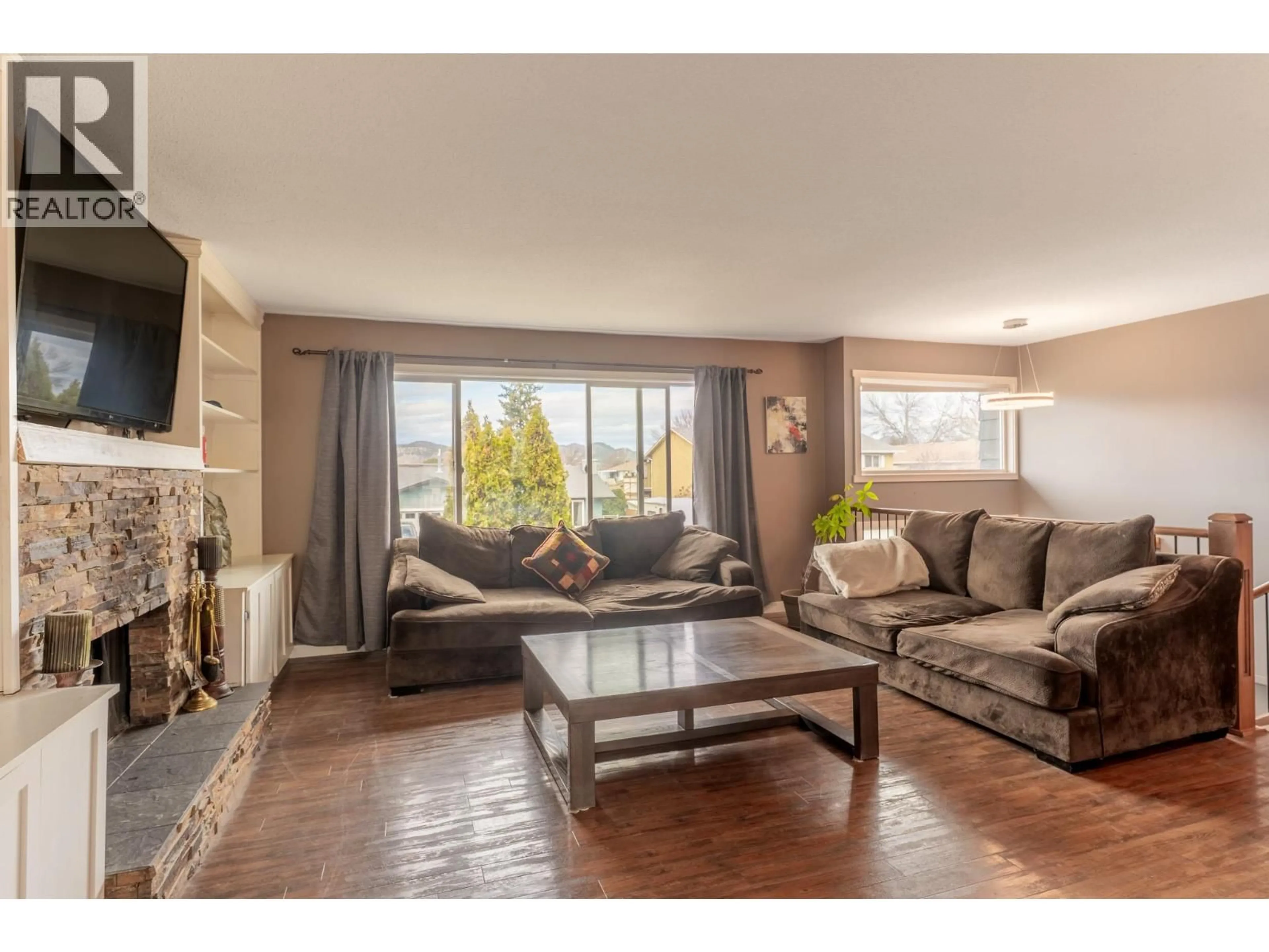 Living room with furniture, unknown for 909 GRENFELL COURT, Kelowna British Columbia V1Y8C5