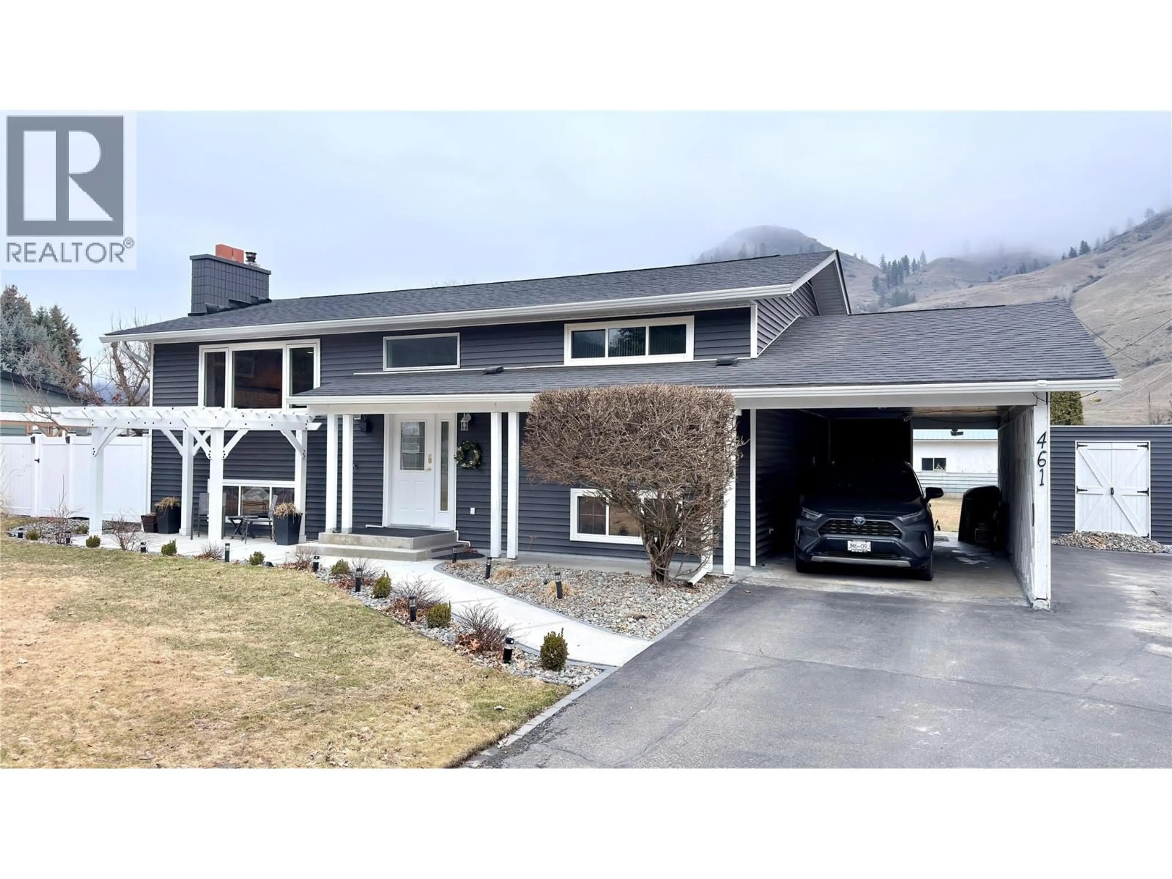 Home with vinyl exterior material, street for 461 EIGHTH AVENUE, Midway British Columbia V0H1M0