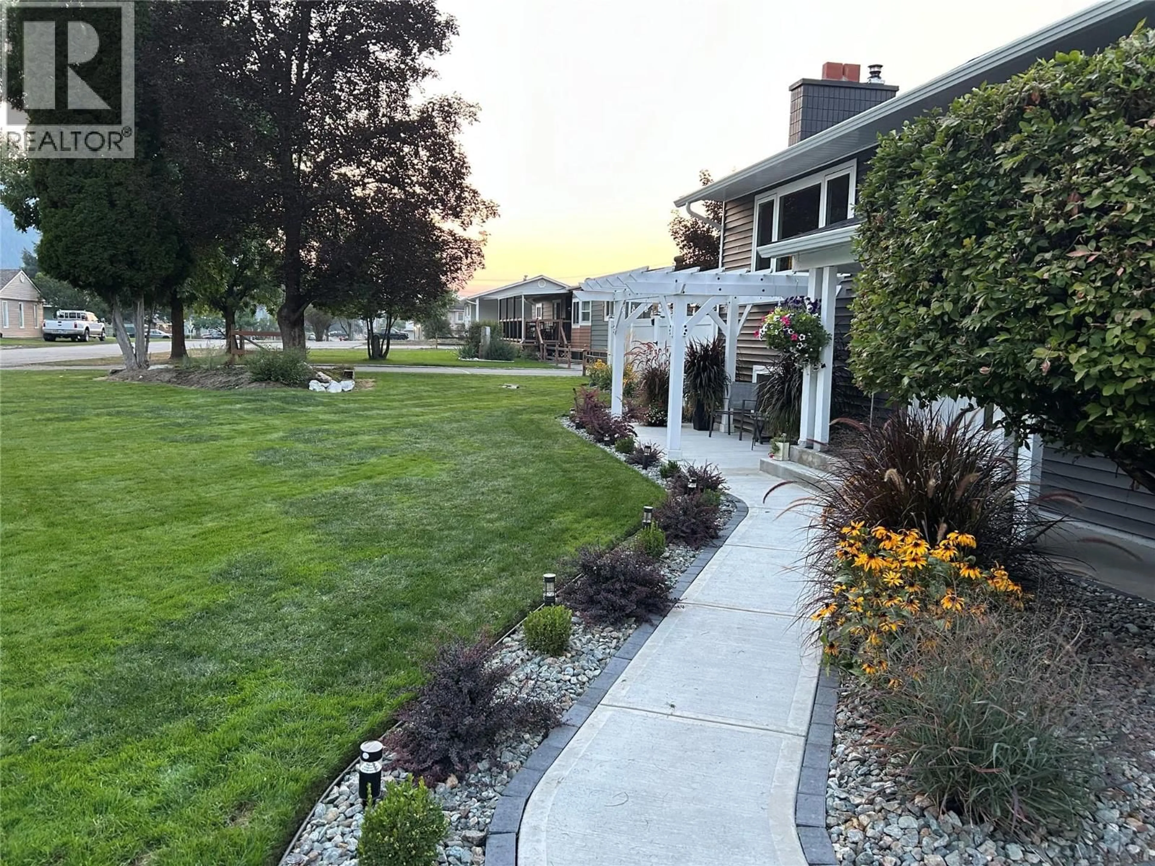 Patio, unknown for 461 EIGHTH AVENUE, Midway British Columbia V0H1M0