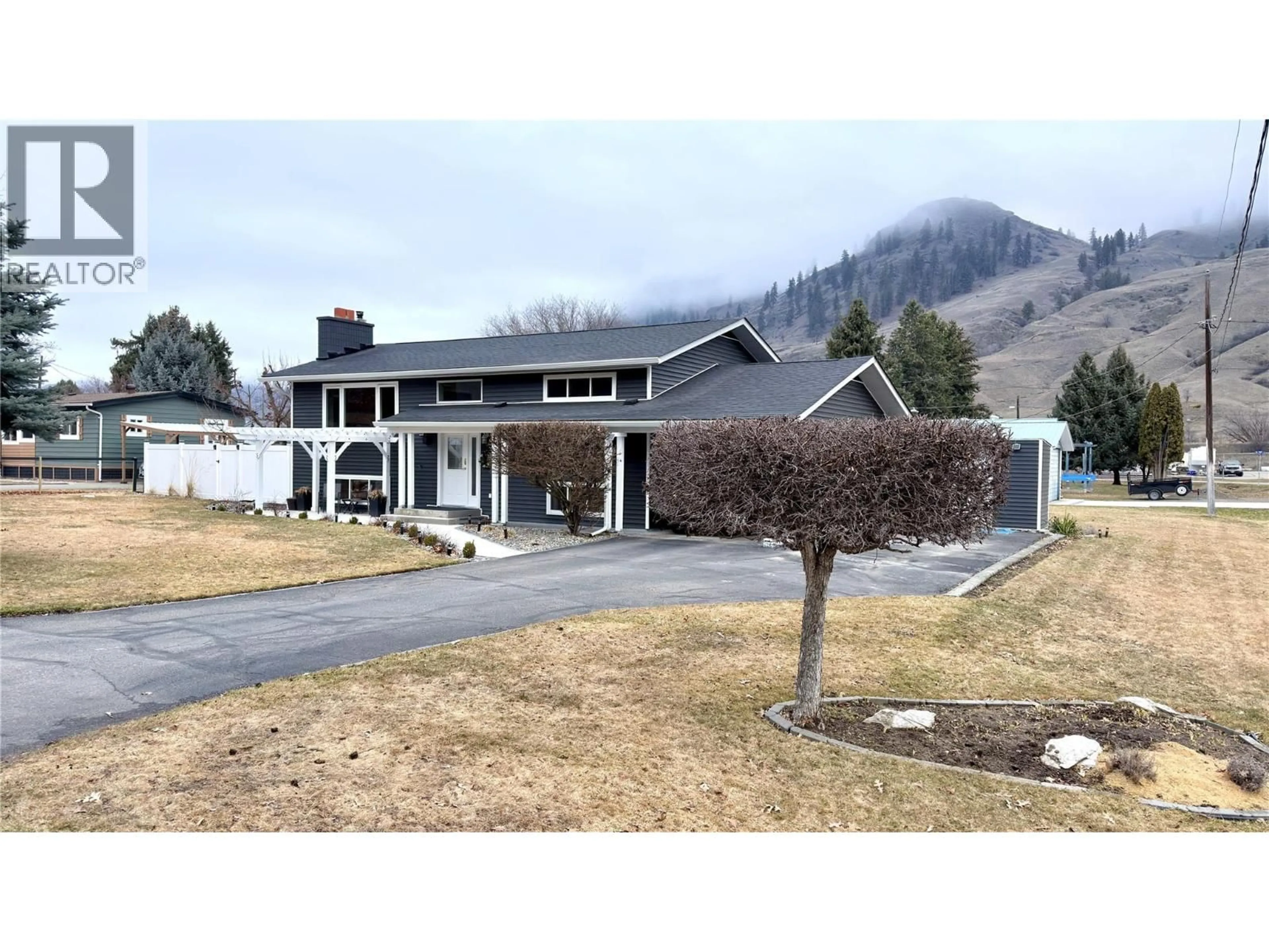 Home with vinyl exterior material, mountain view for 461 EIGHTH AVENUE, Midway British Columbia V0H1M0