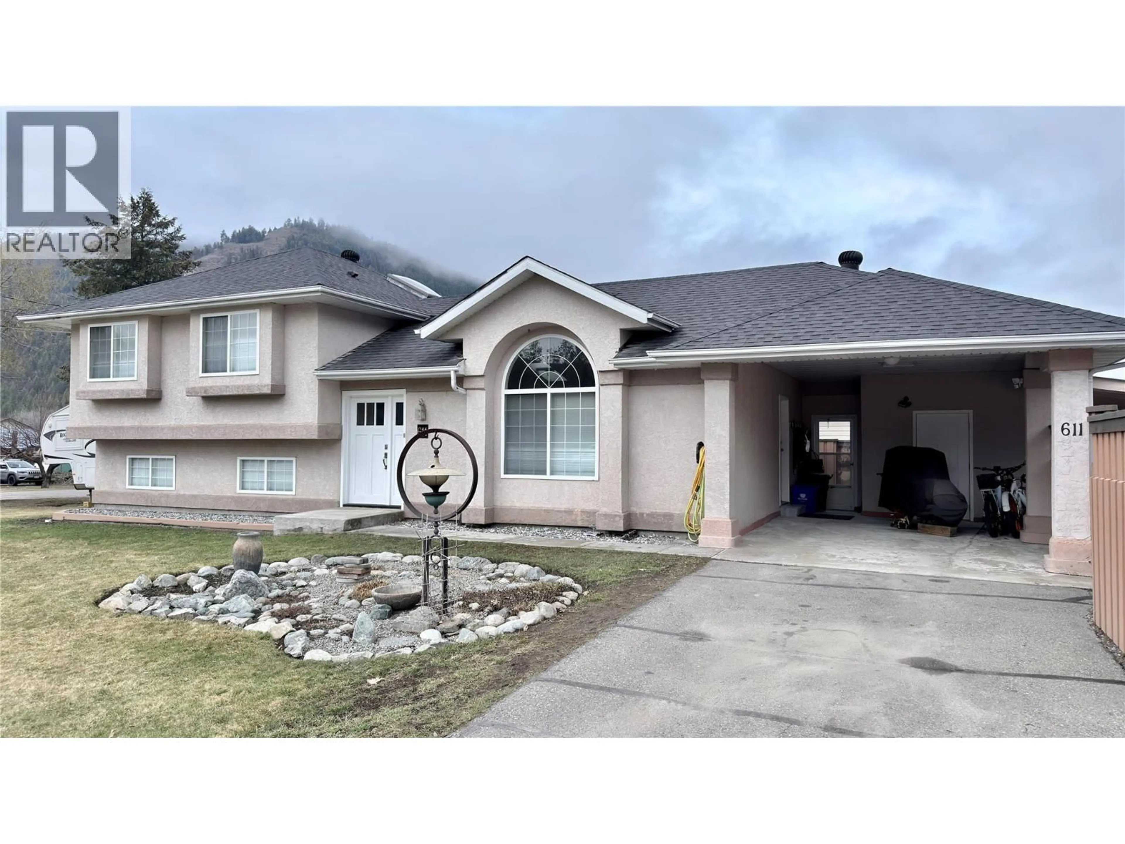 Home with vinyl exterior material, street for 611 GERTRUDE STREET, Midway British Columbia V0H1M0