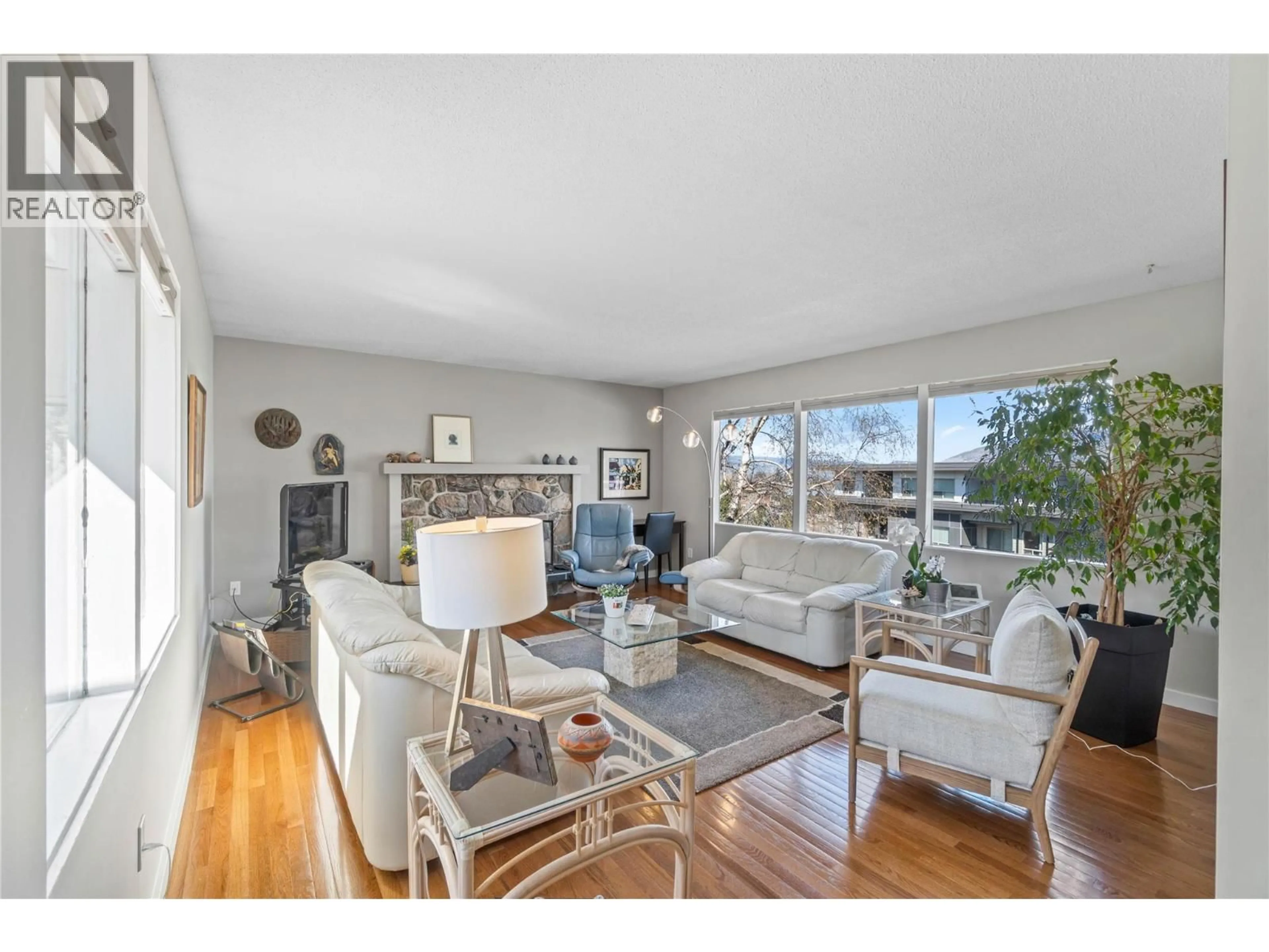 Living room with furniture, wood/laminate floor for 320 WHITESHIELD CRESCENT, Kamloops British Columbia V2E1G1