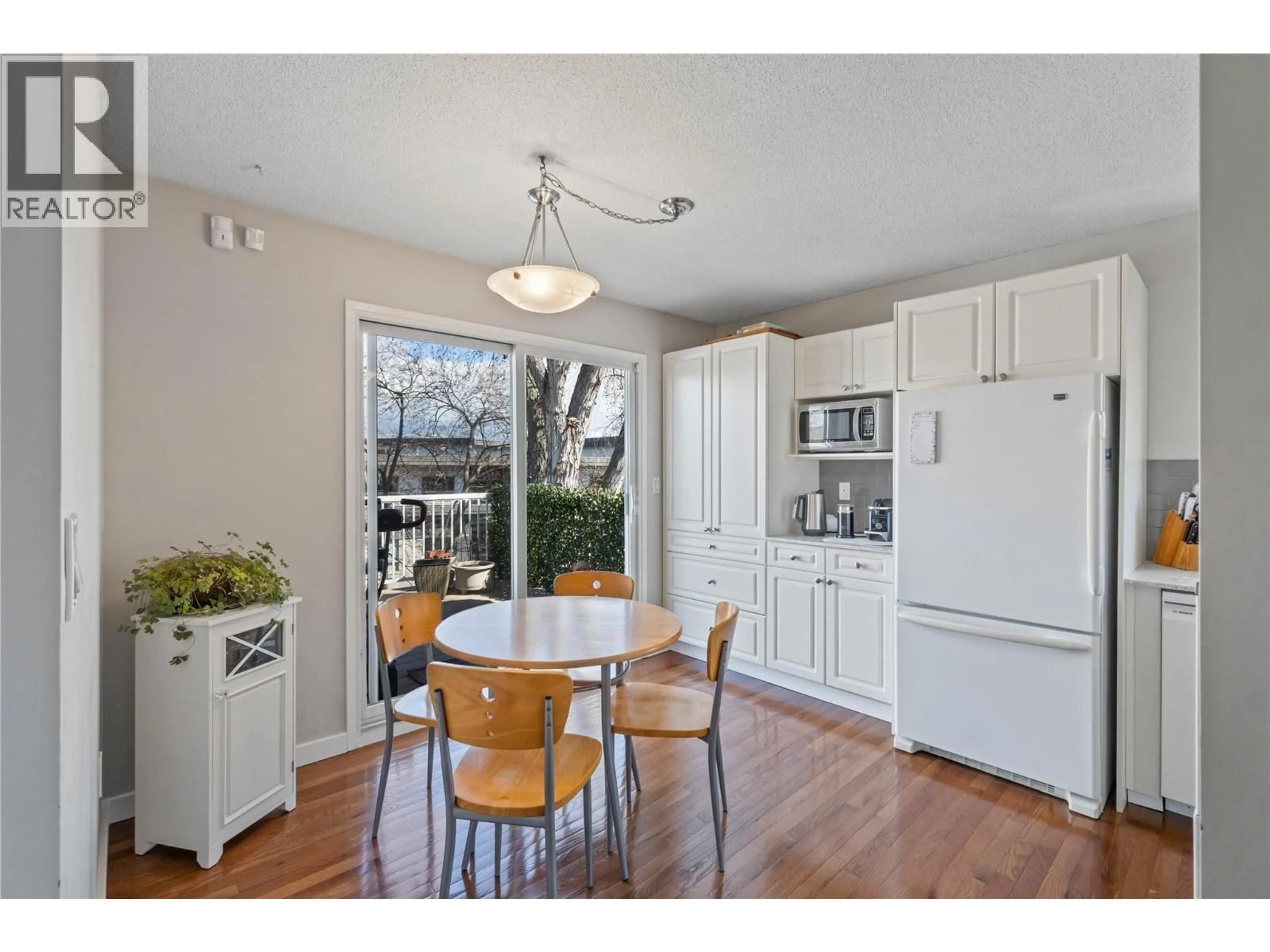 Open concept kitchen, unknown for 320 WHITESHIELD CRESCENT, Kamloops British Columbia V2E1G1
