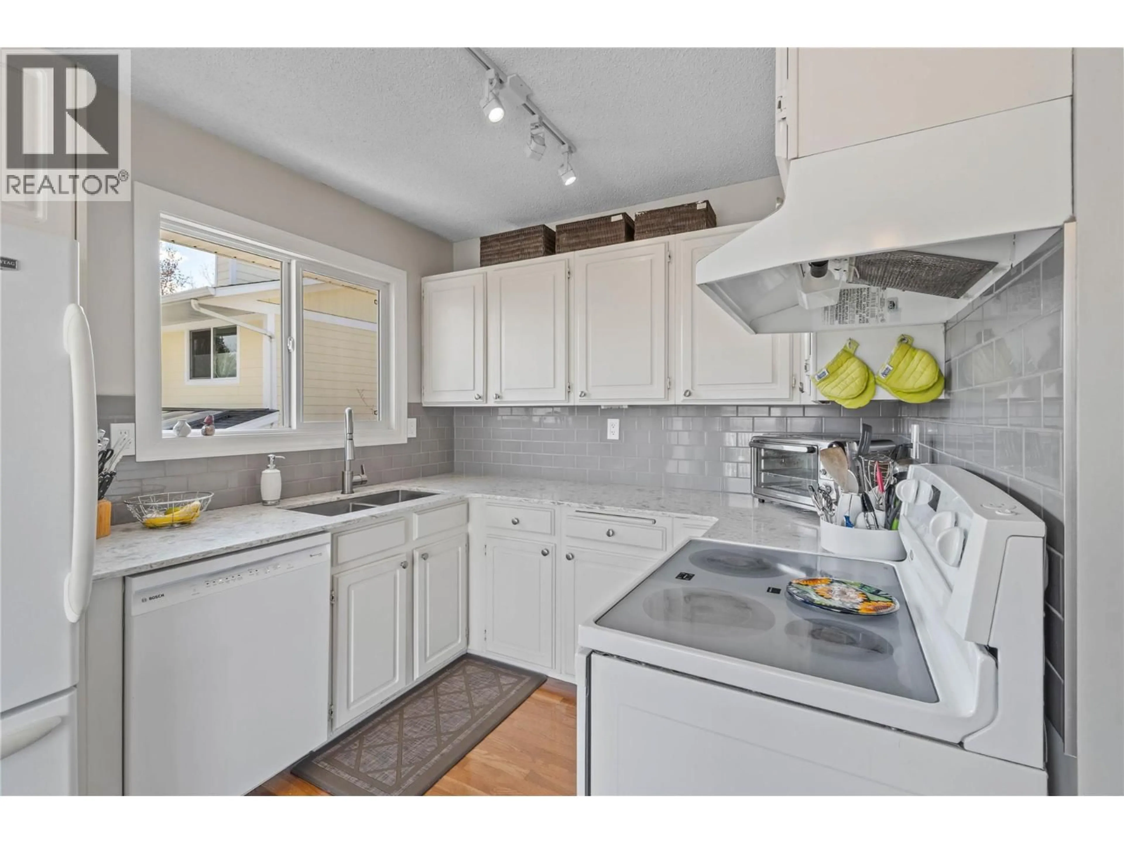 Standard kitchen, unknown for 320 WHITESHIELD CRESCENT, Kamloops British Columbia V2E1G1