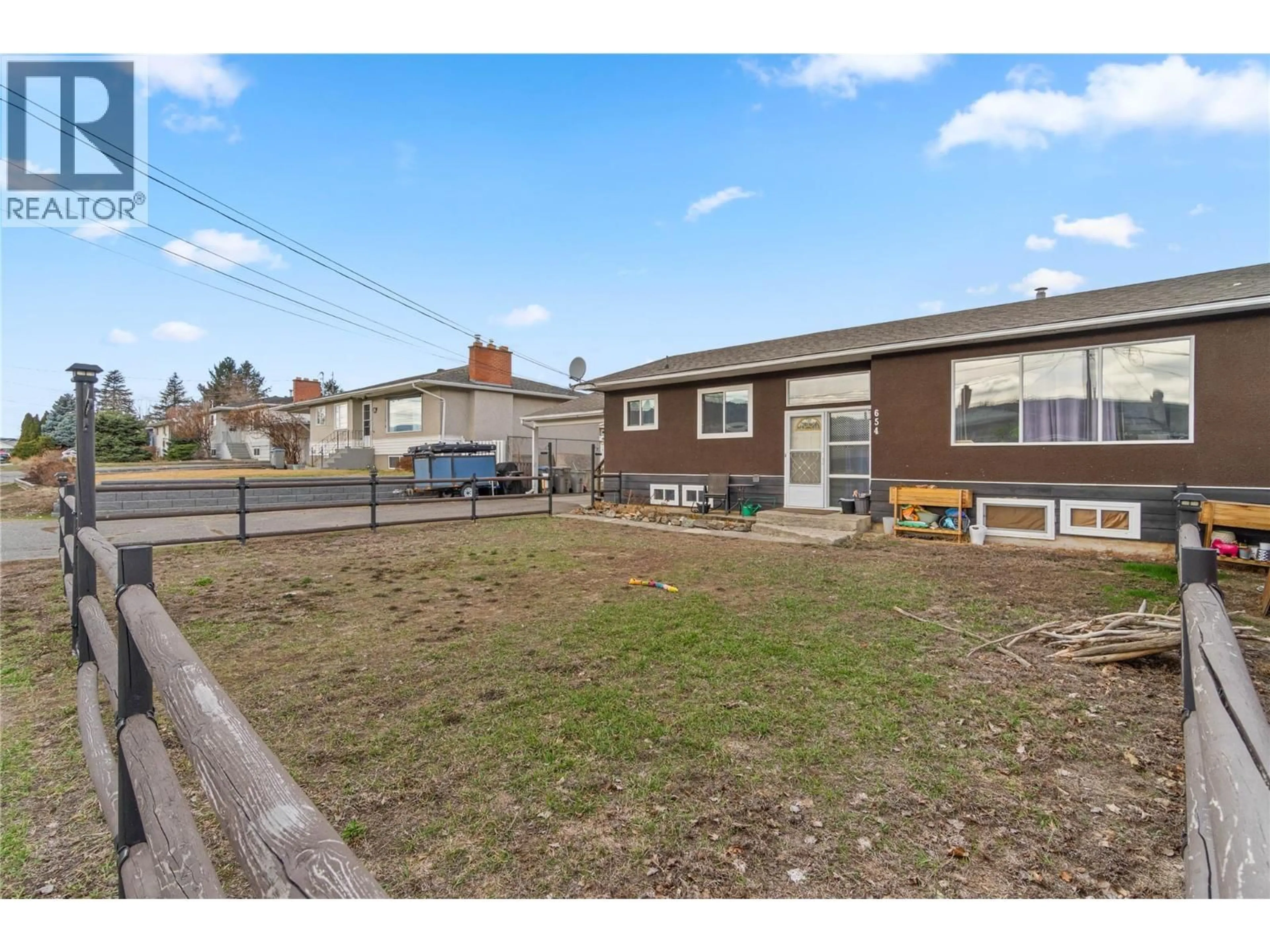 A pic from outside/outdoor area/front of a property/back of a property/a pic from drone, street for 654 PATRICIA AVENUE, Kamloops British Columbia V2B1Y8