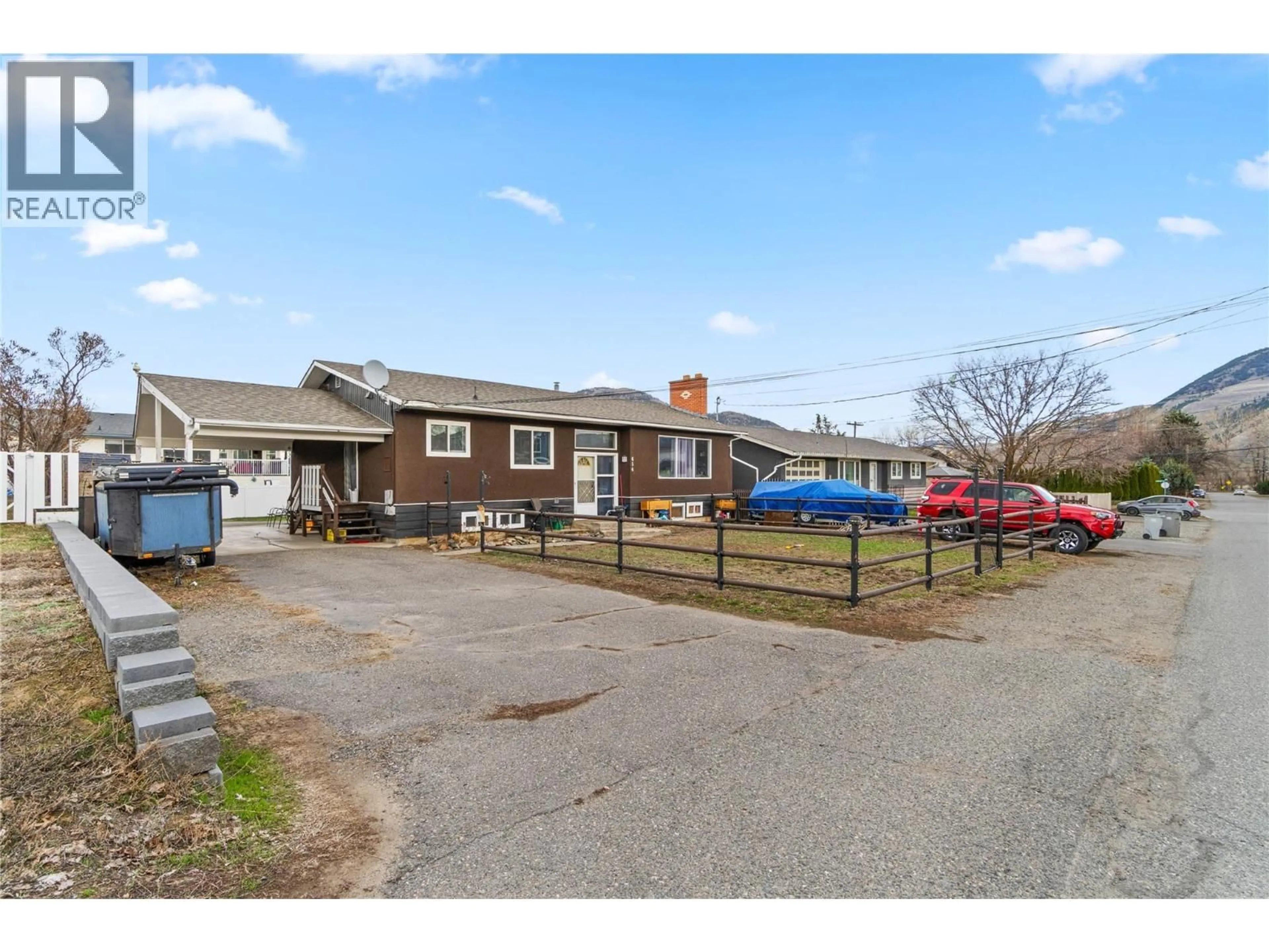 A pic from outside/outdoor area/front of a property/back of a property/a pic from drone, street for 654 PATRICIA AVENUE, Kamloops British Columbia V2B1Y8