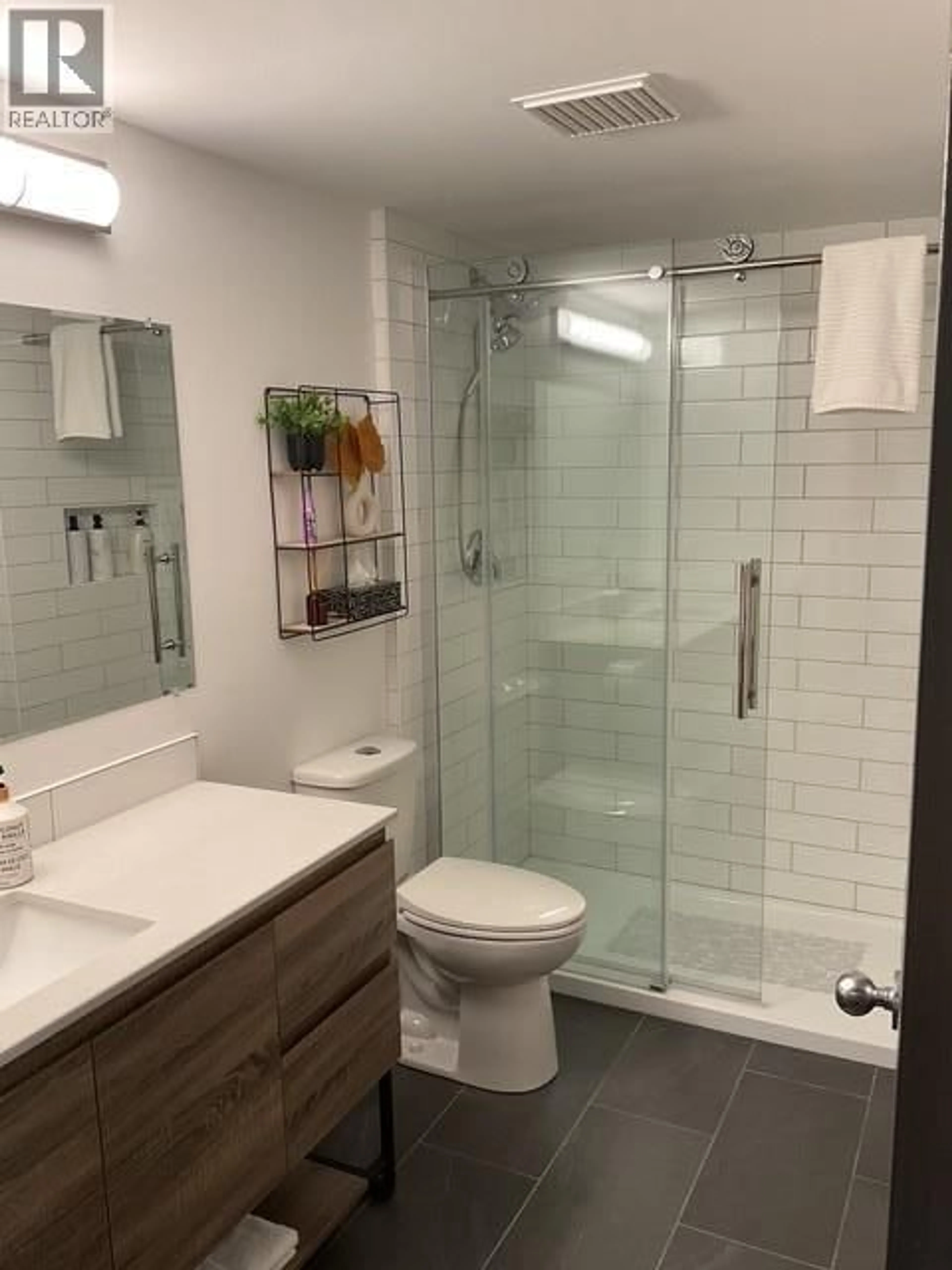 Contemporary bathroom, ceramic/tile floor for 411 - 2060 SUMMIT DRIVE, Panorama British Columbia V0A1T0