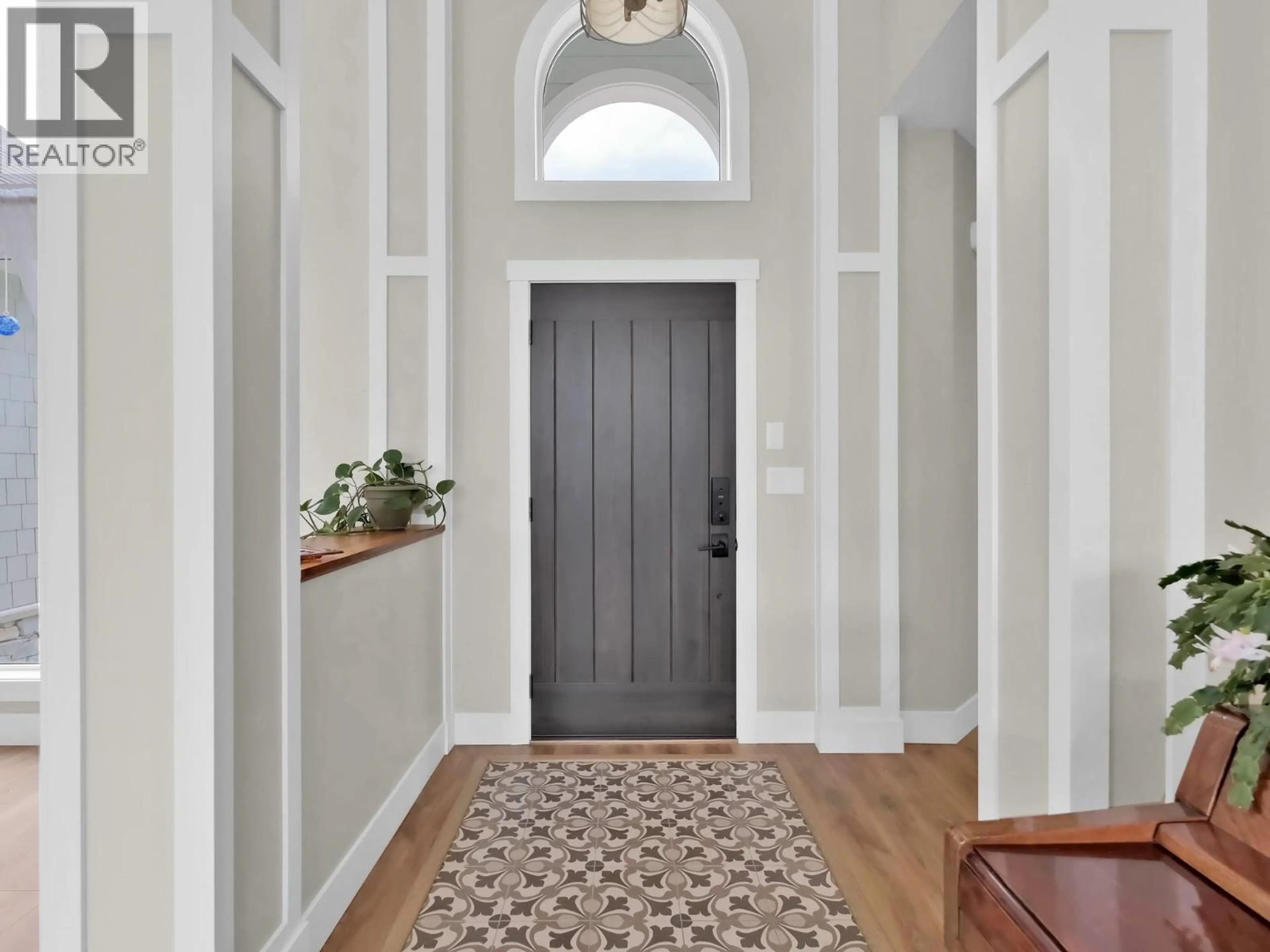 Indoor entryway for 7255 DUNWATERS ROAD, Kelowna British Columbia V1Z3W4