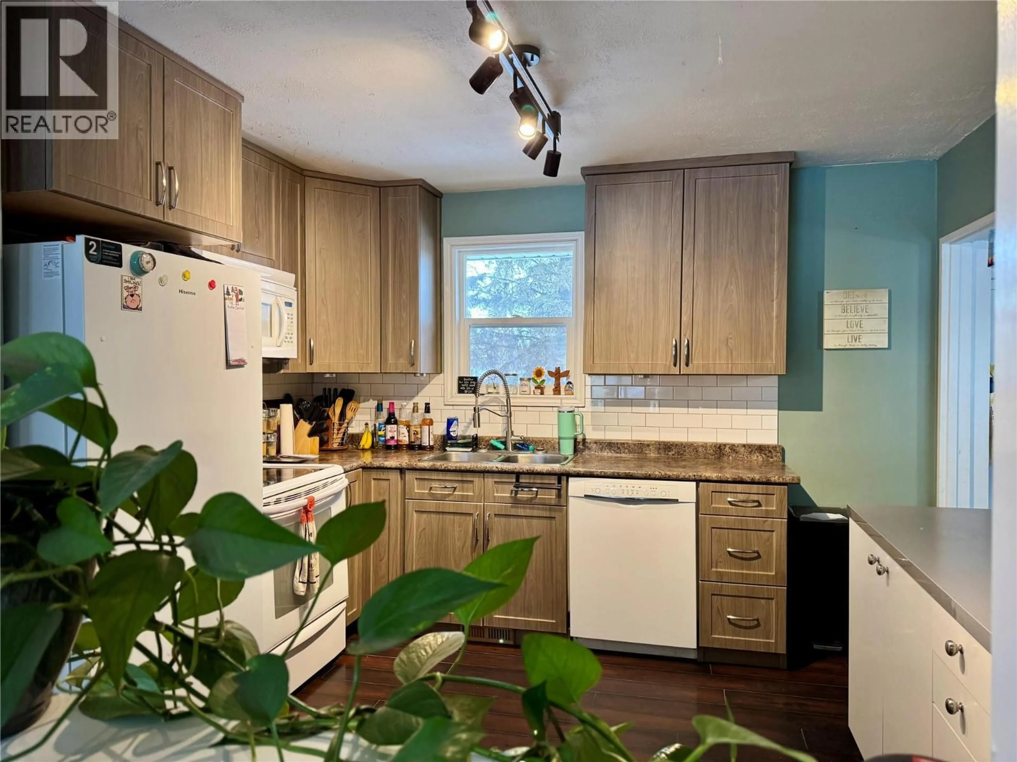 Standard kitchen, wood/laminate floor for 1548 110 AVENUE, Dawson Creek British Columbia V1G2W2