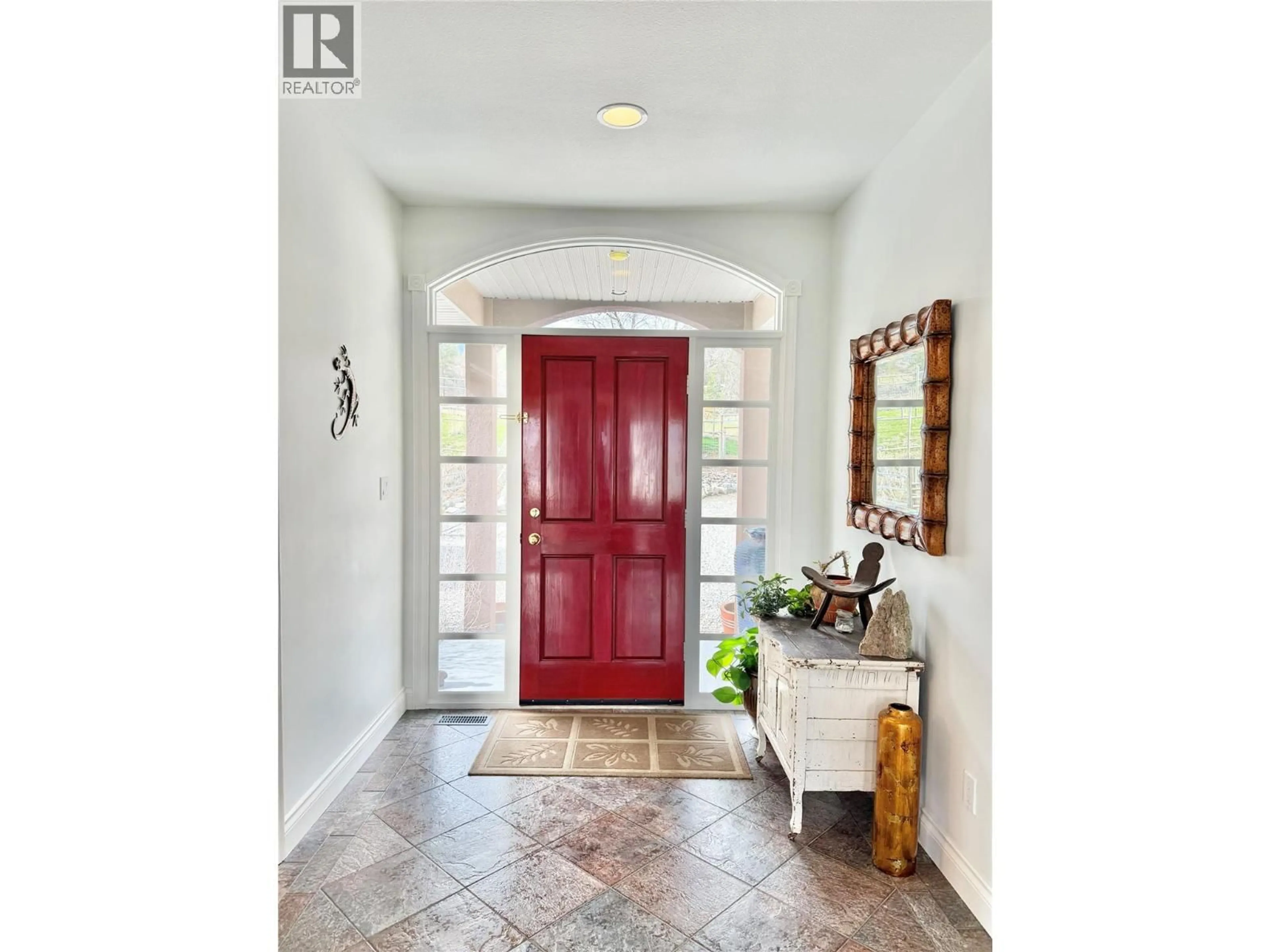 Indoor entryway for 614 WILSON MOUNTAIN ROAD, Oliver British Columbia V0H1T5