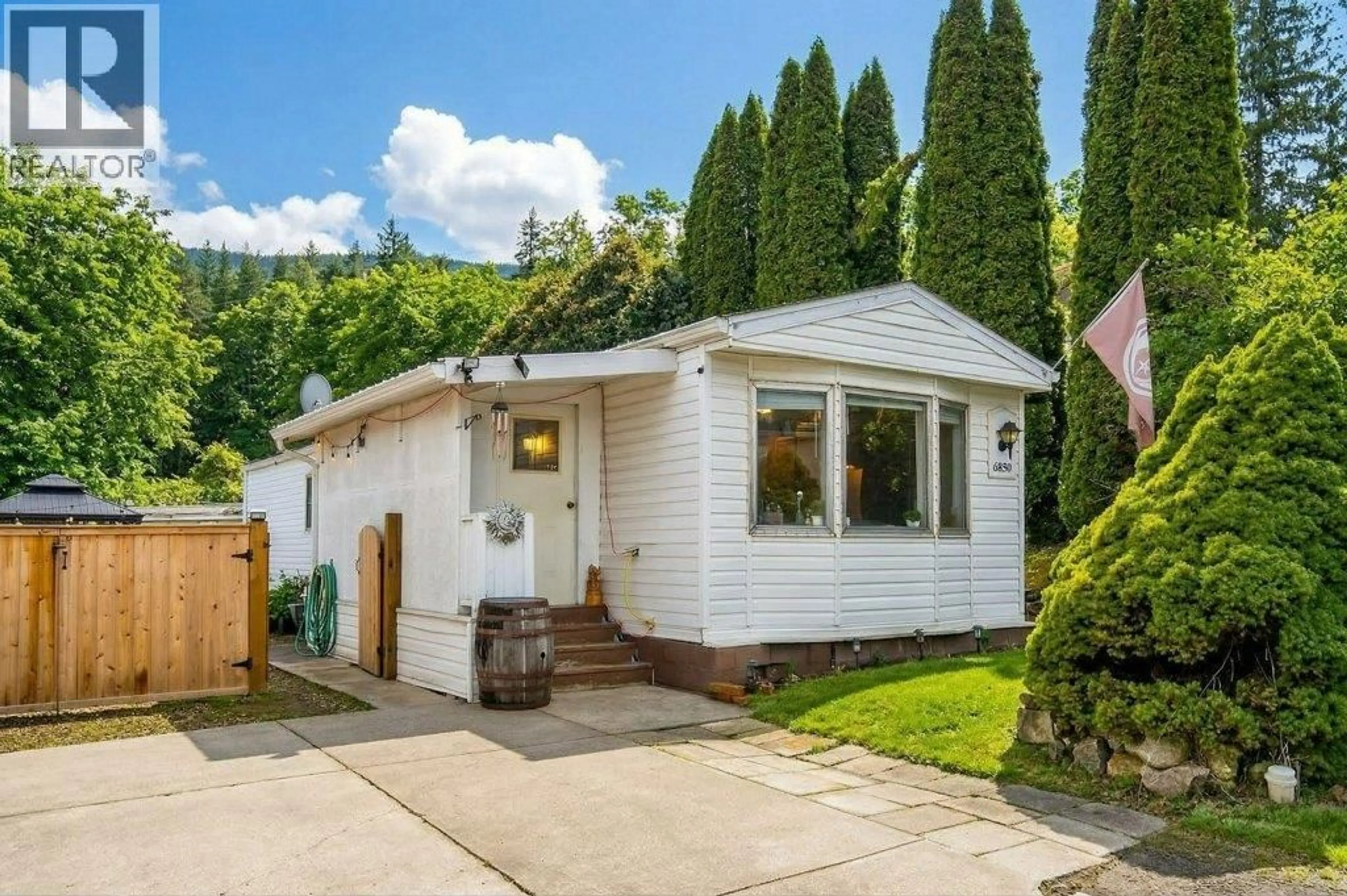 Home with vinyl exterior material, street for 6850 53 STREET NORTHEAST, Salmon Arm British Columbia V0E1K0