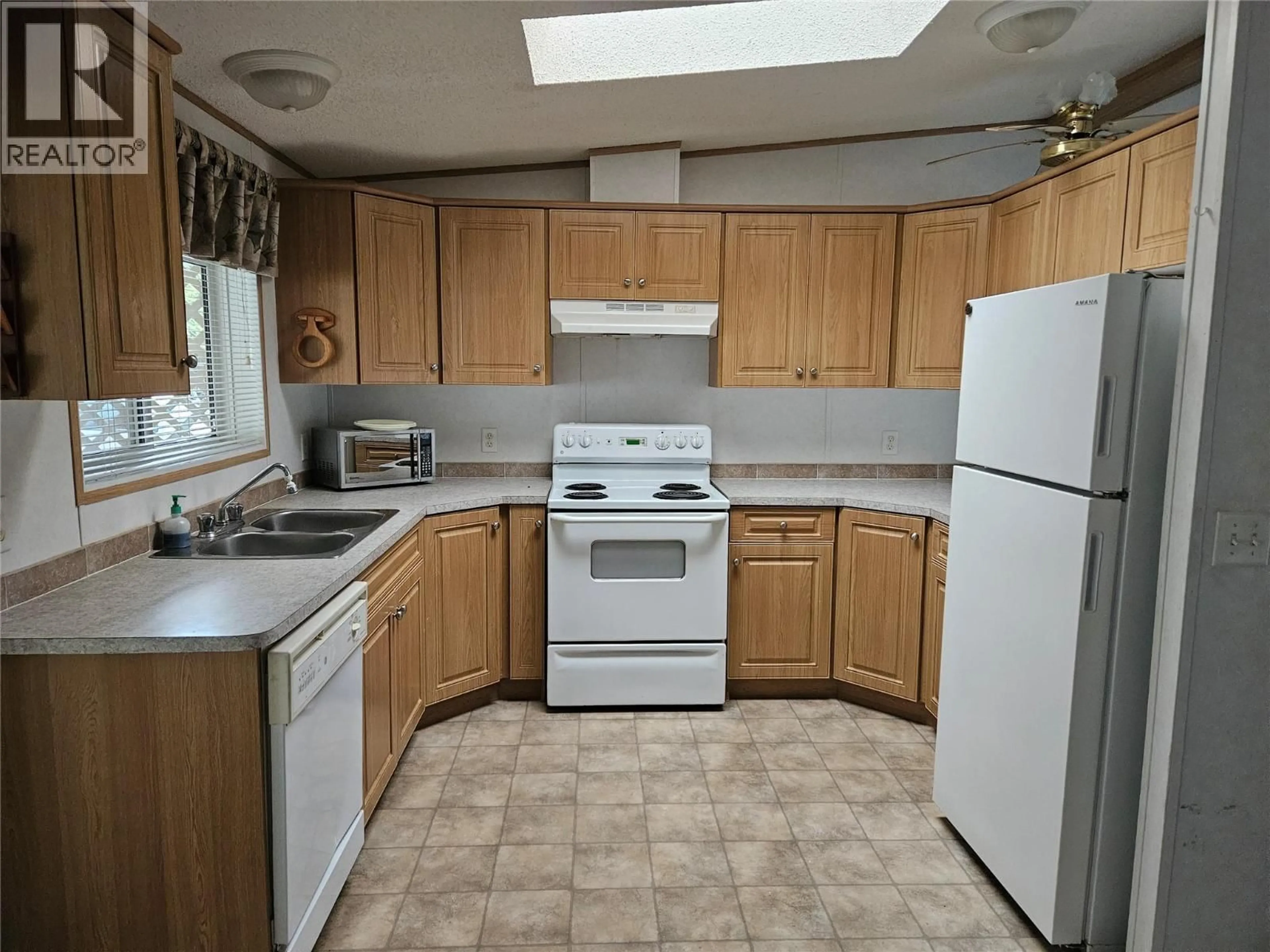 Standard kitchen, unknown for 225 GRANBY DRIVE, Edgewood British Columbia V0G1J0