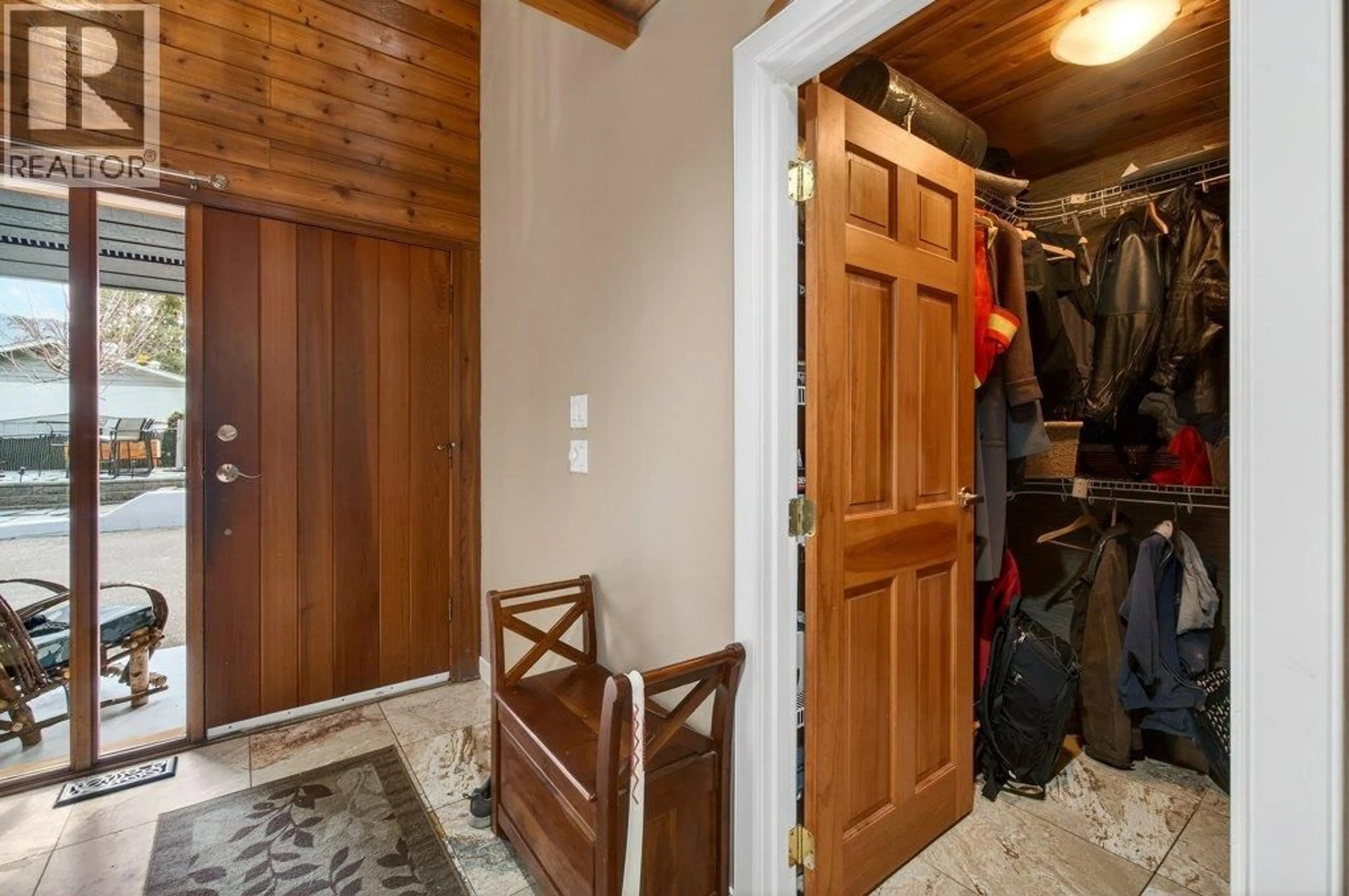 Indoor entryway for 2530 4 AVENUE NORTHEAST, Salmon Arm British Columbia V1E2A7