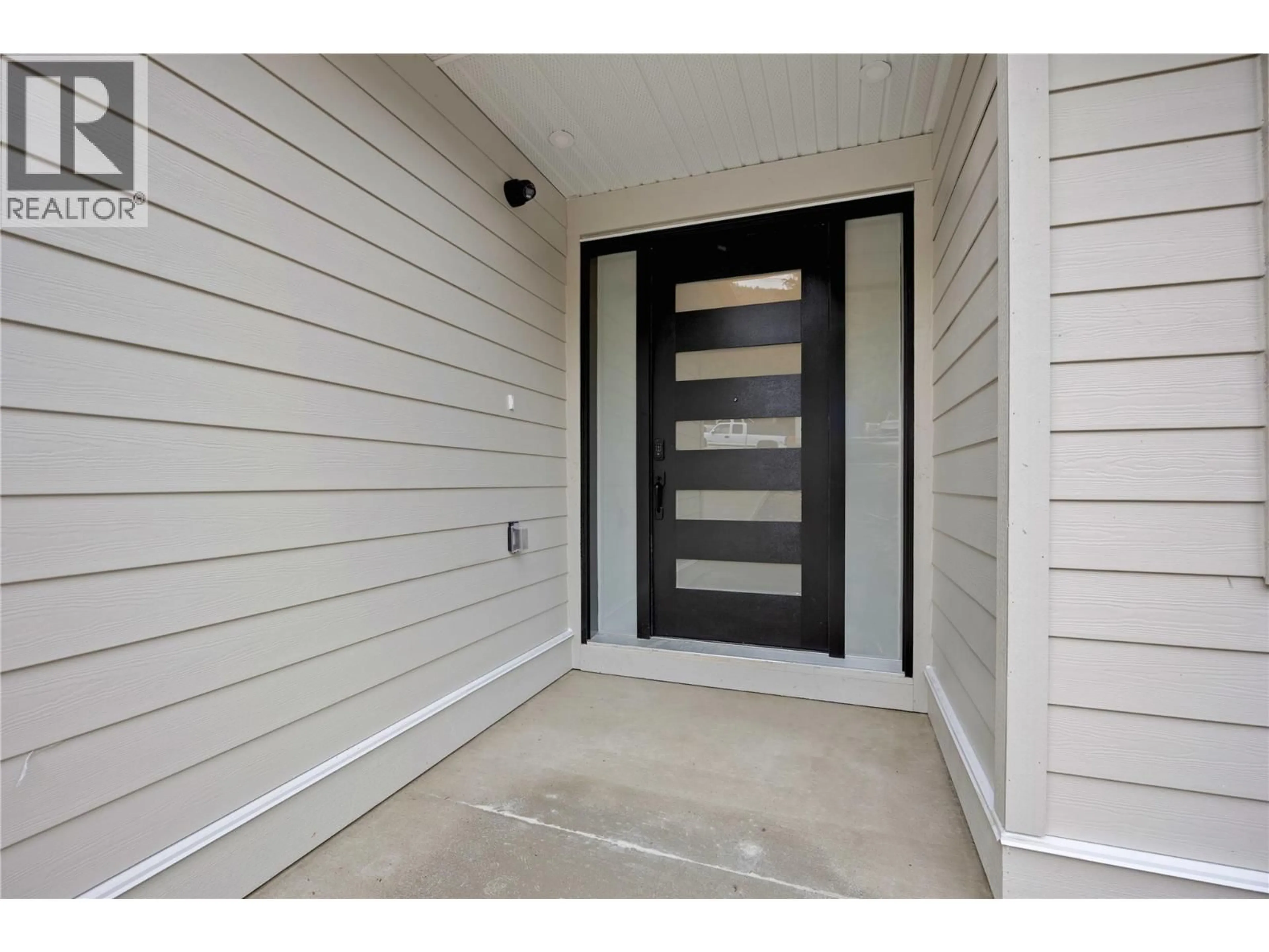 Indoor entryway for 7279 BIRCH CLOSE, Anglemont British Columbia V0E1M8