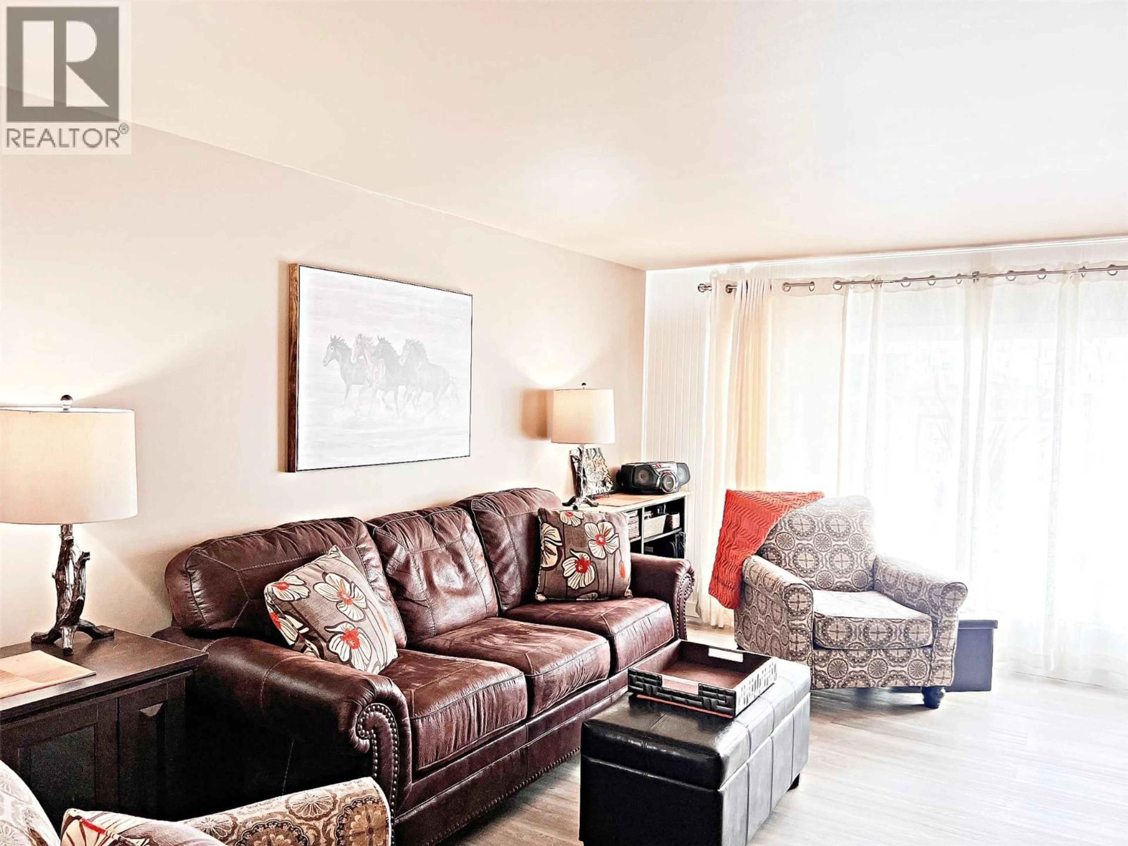 Living room with furniture, unknown for 15 - 5371 PRINCETON AVENUE, Peachland British Columbia V0H1X8