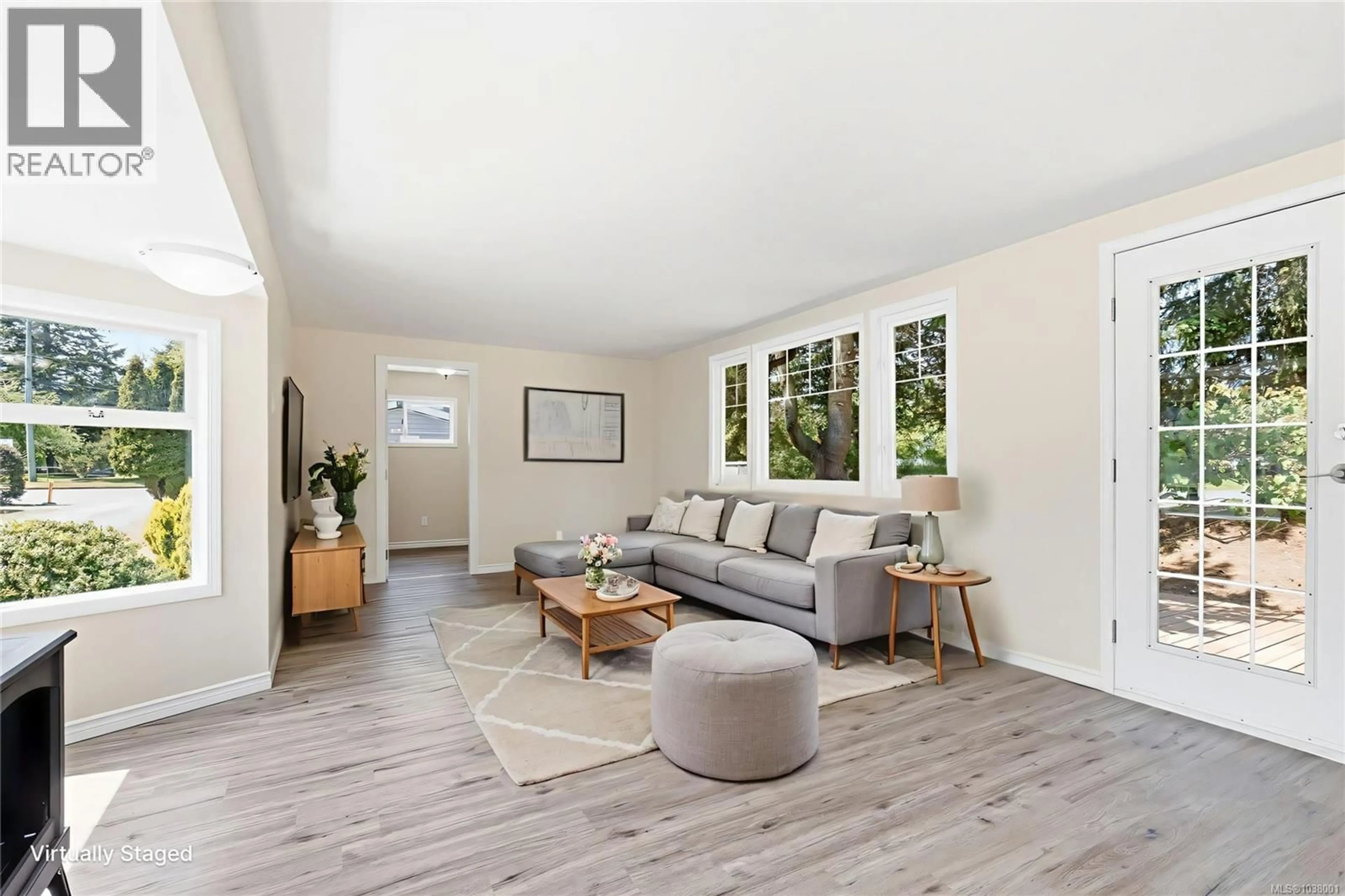 Living room with furniture, wood/laminate floor for 32 - 150 CORFIELD STREET NORTH, Parksville British Columbia V9P1N9