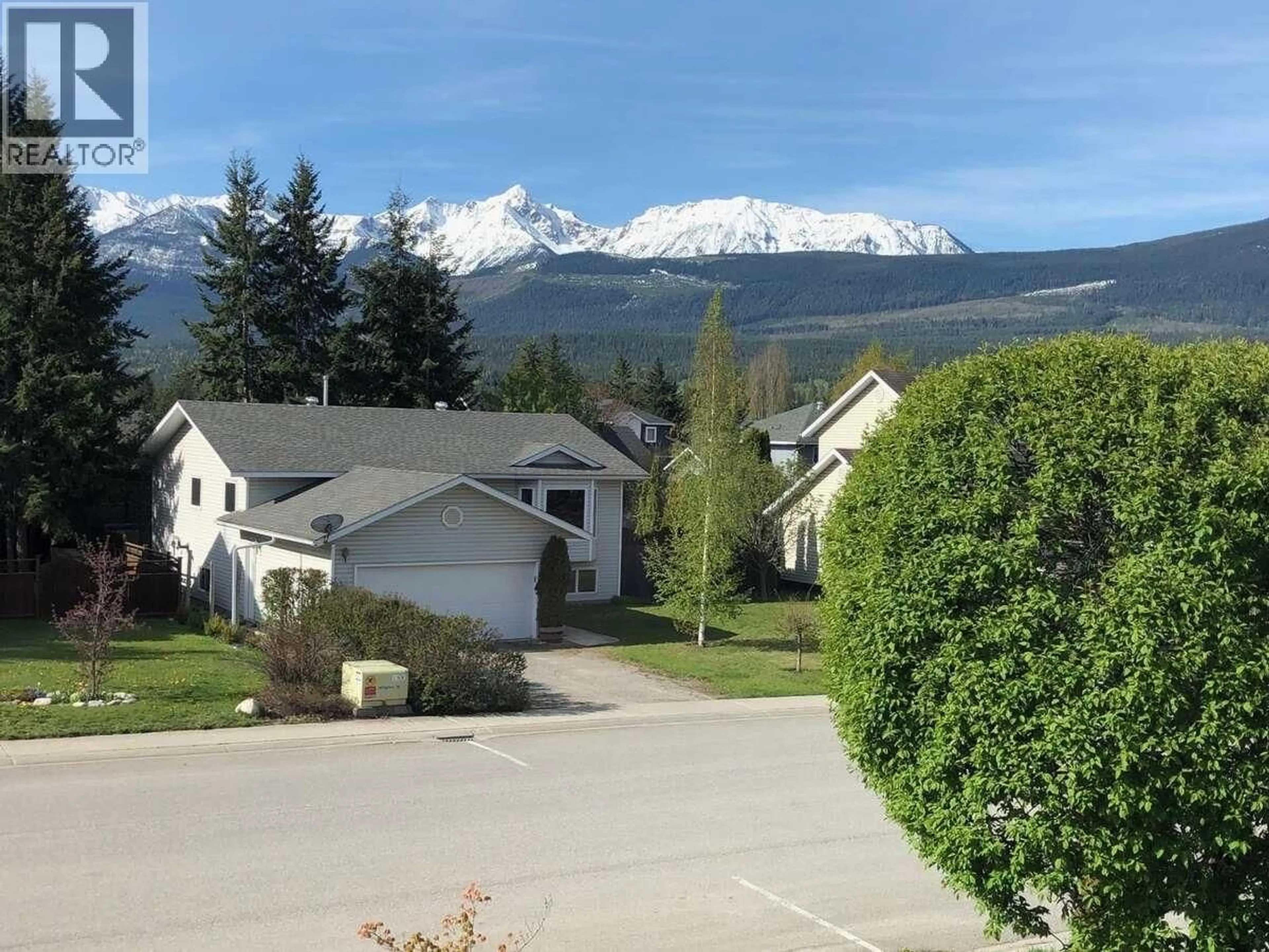A pic from outside/outdoor area/front of a property/back of a property/a pic from drone, mountain view for 1510 CEDAR STREET, Golden British Columbia V0A1H6