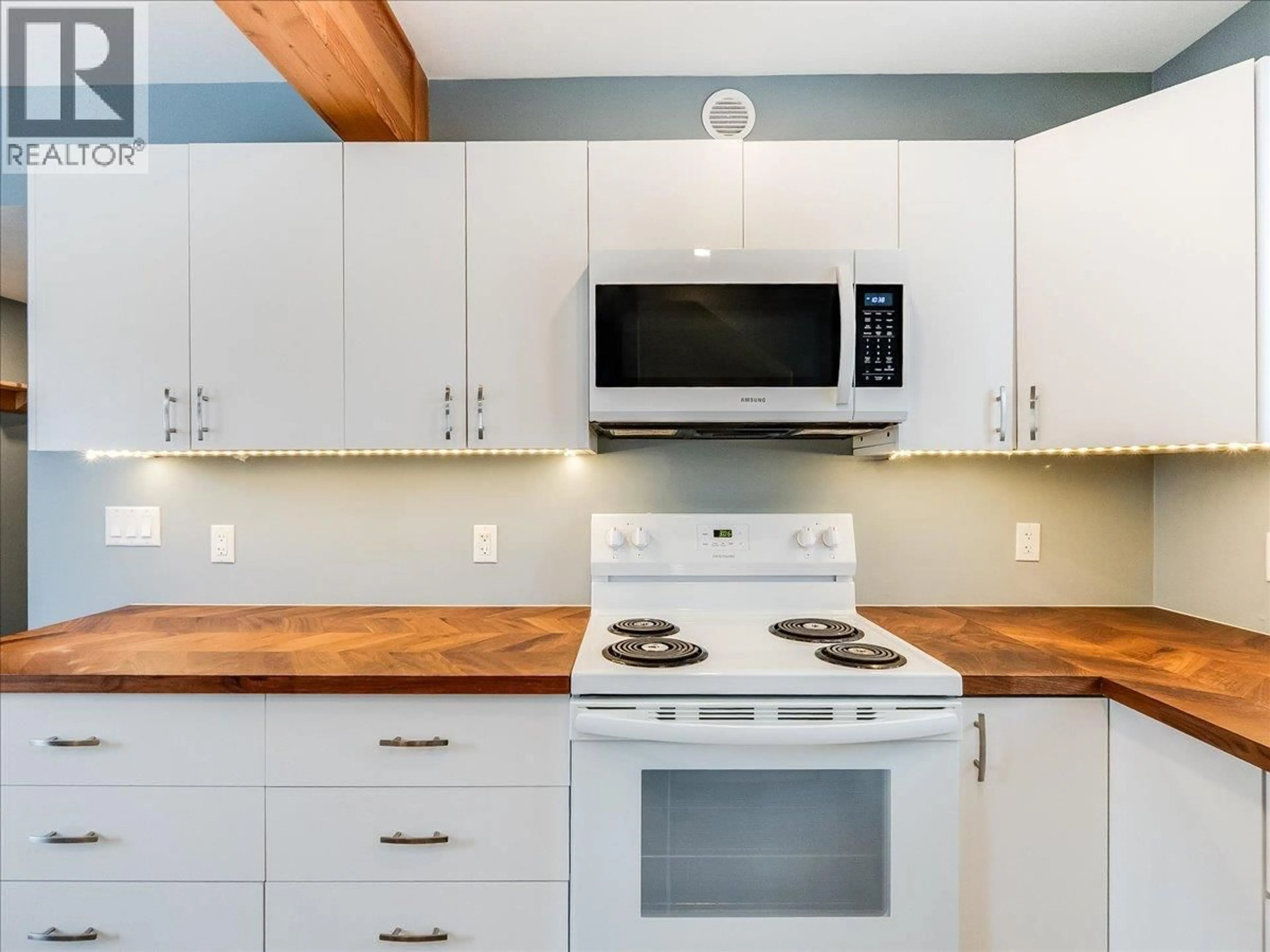 Standard kitchen, wood/laminate floor for 2342 WASHINGTON STREET, Rossland British Columbia V0G1Y0