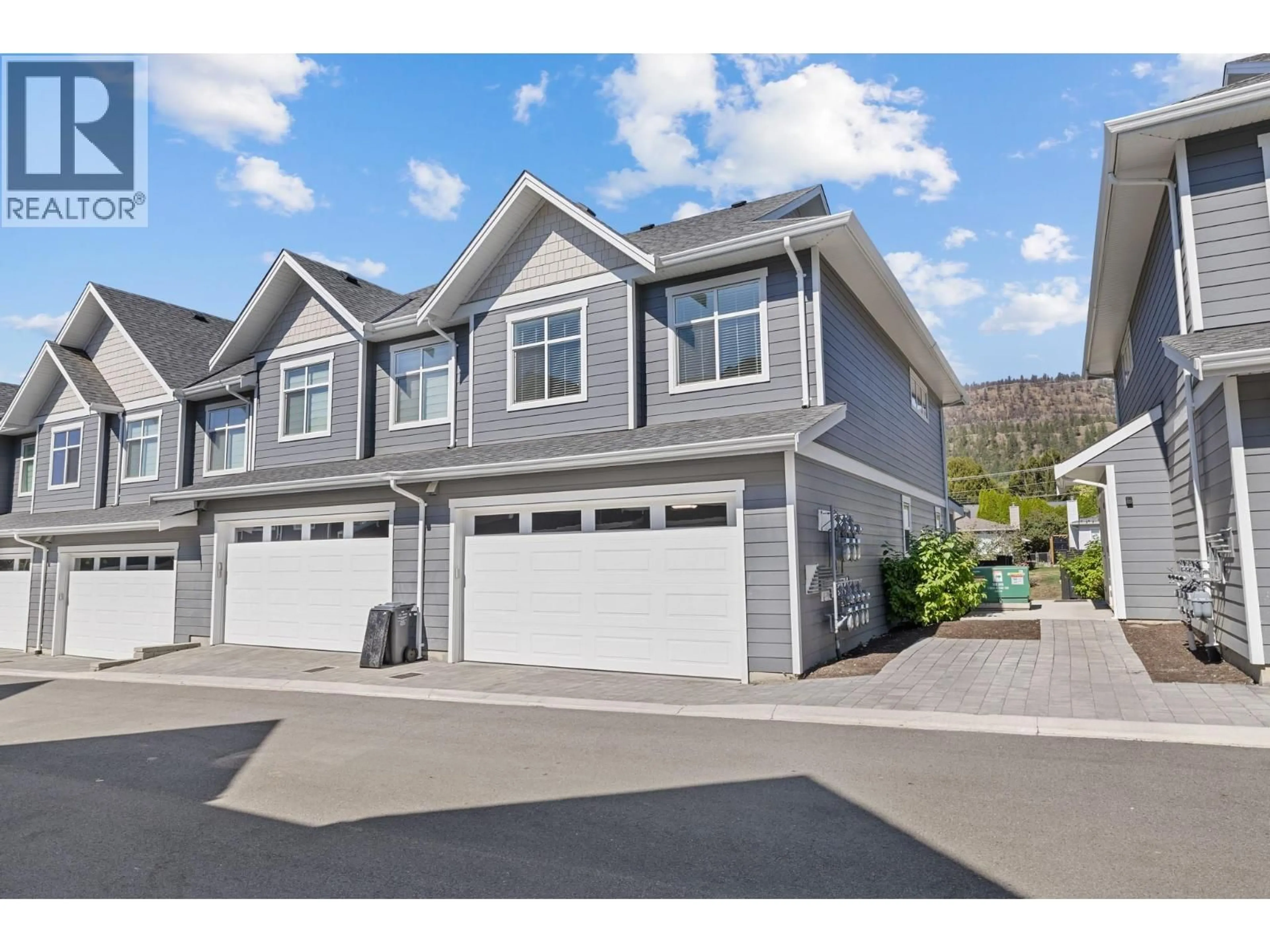 Home with vinyl exterior material, street for 12 - 115 WYNDHAM CRESCENT, Kelowna British Columbia V1V1Z2