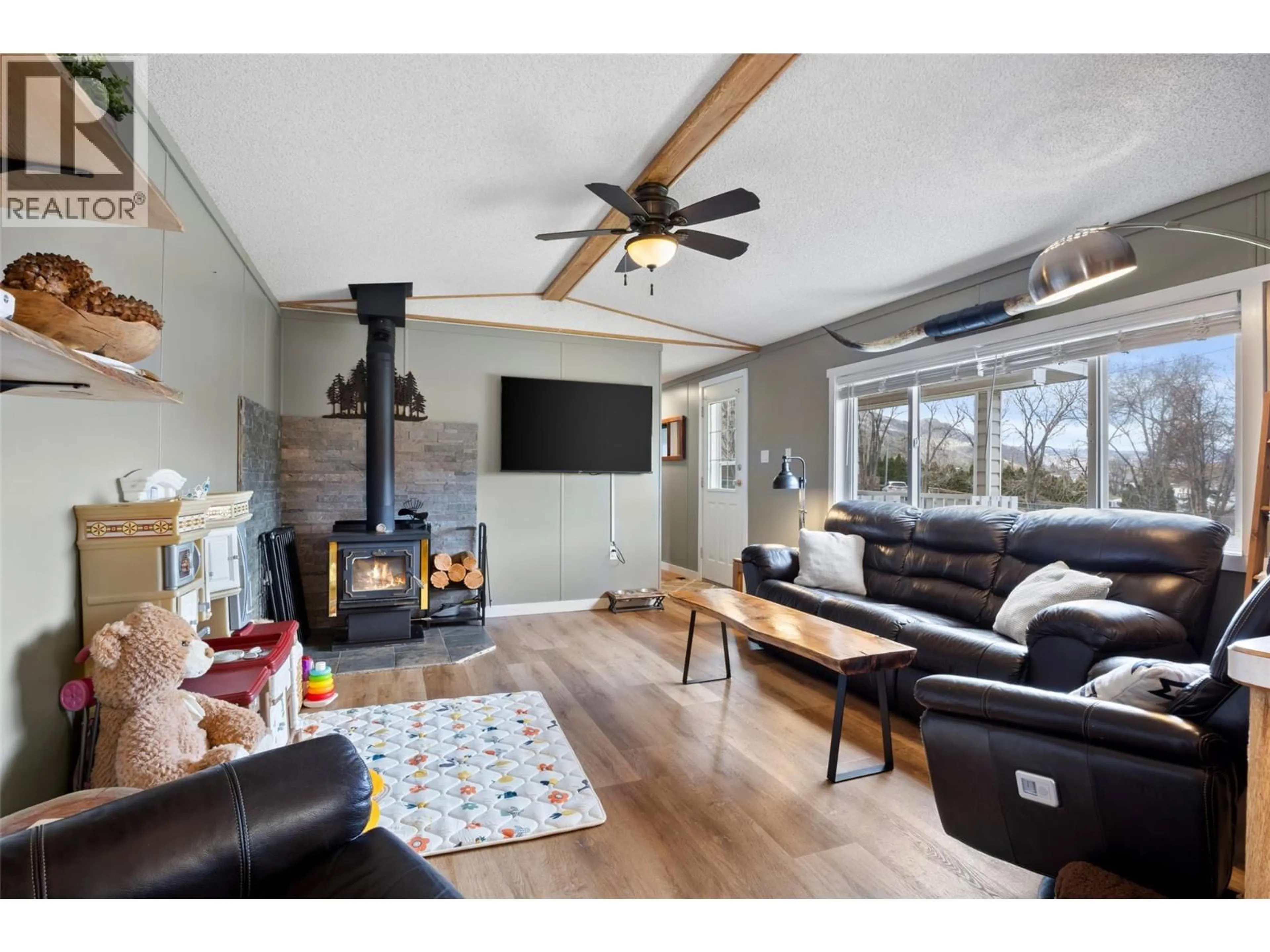 Living room with furniture, wood/laminate floor for 7090 WATSON  E DRIVE, Kamloops British Columbia v0k2j0