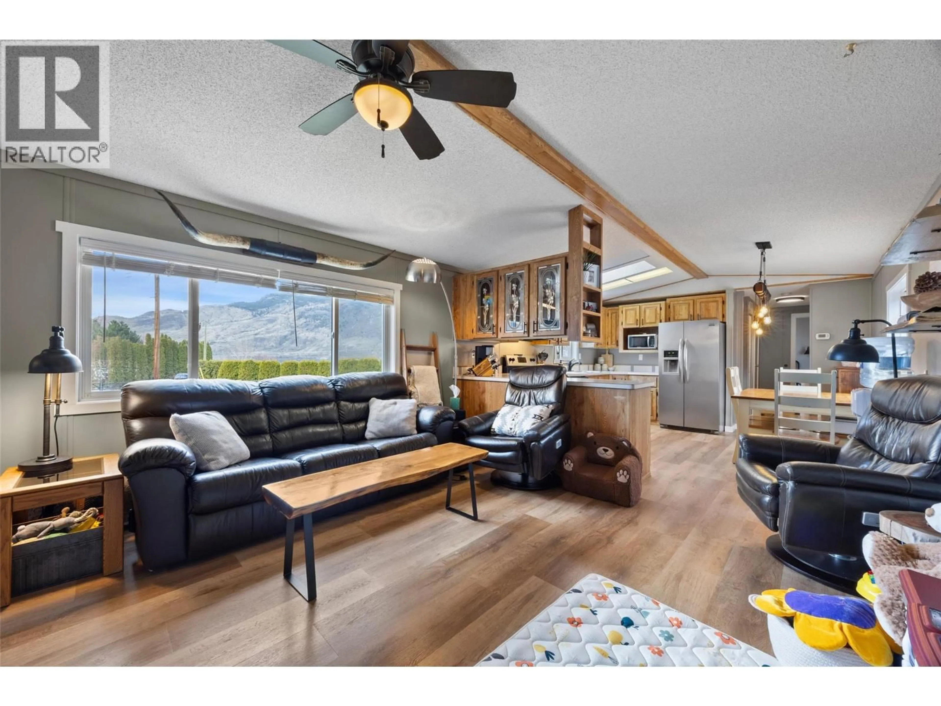 Living room with furniture, wood/laminate floor for 7090 WATSON  E DRIVE, Kamloops British Columbia v0k2j0