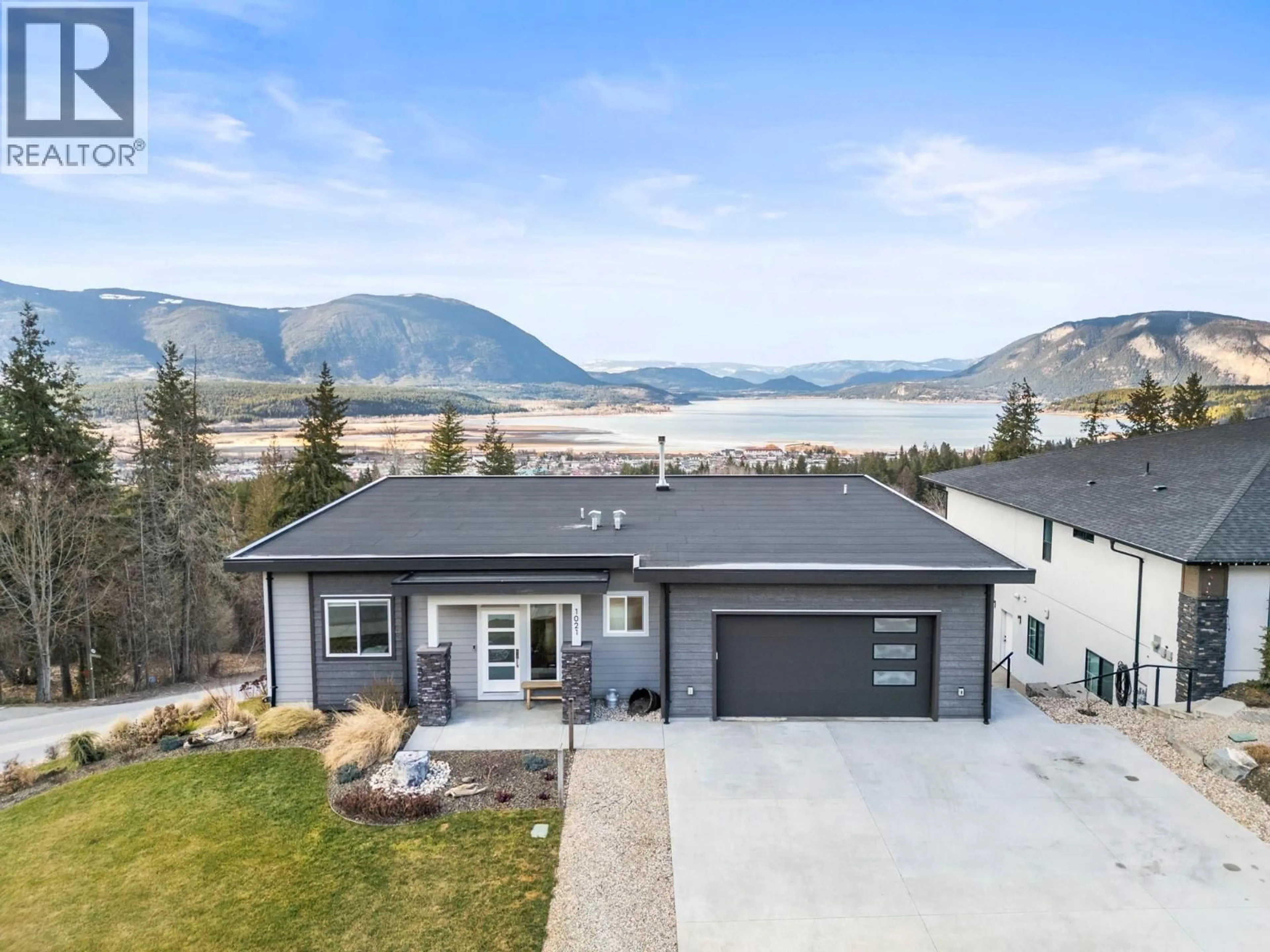 A pic from outside/outdoor area/front of a property/back of a property/a pic from drone, mountain view for 1021 17 AVENUE SOUTHEAST, Salmon Arm British Columbia V1E2G2