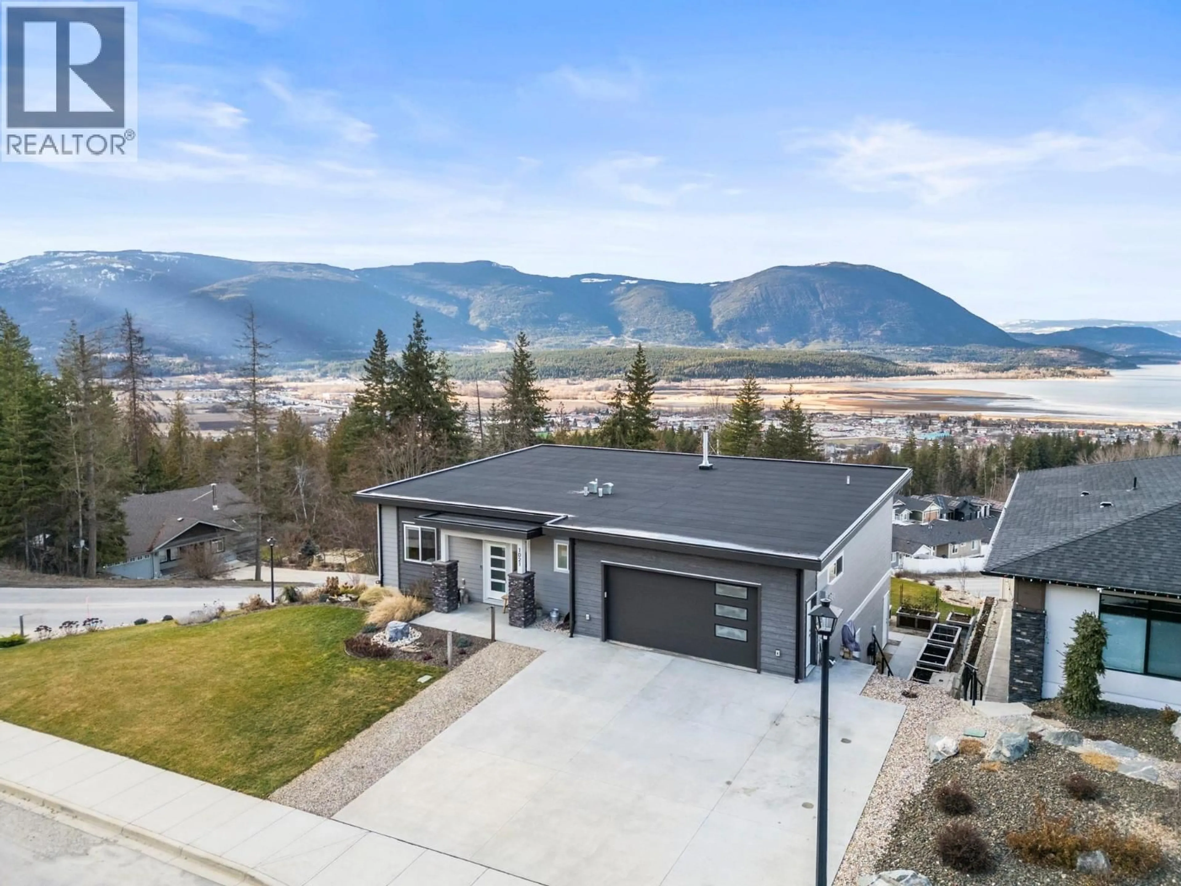 A pic from outside/outdoor area/front of a property/back of a property/a pic from drone, mountain view for 1021 17 AVENUE SOUTHEAST, Salmon Arm British Columbia V1E2G2