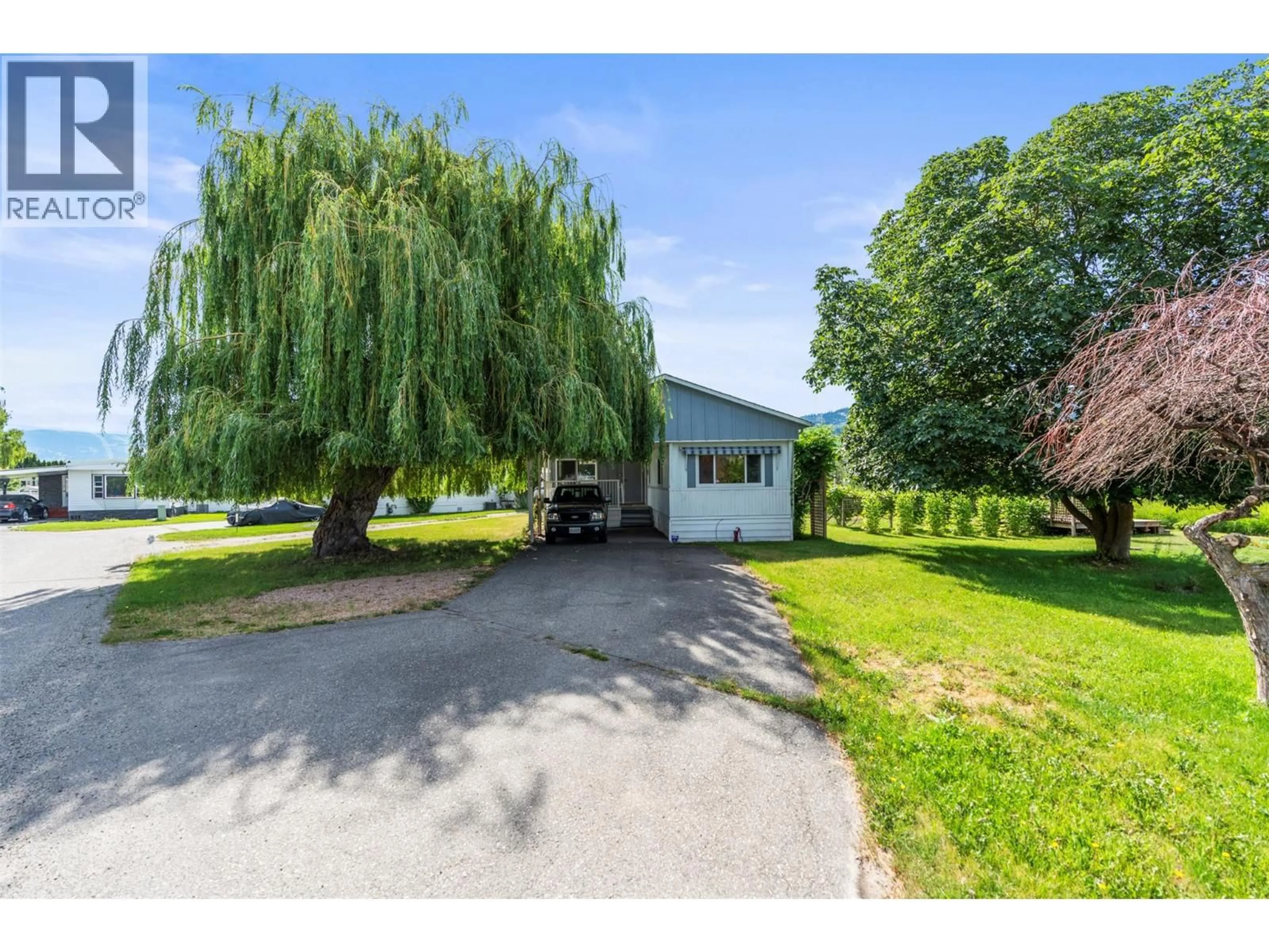 A pic from outside/outdoor area/front of a property/back of a property/a pic from drone, street for 101 - 2727 LAKESHORE ROAD, Vernon British Columbia V1H1X5