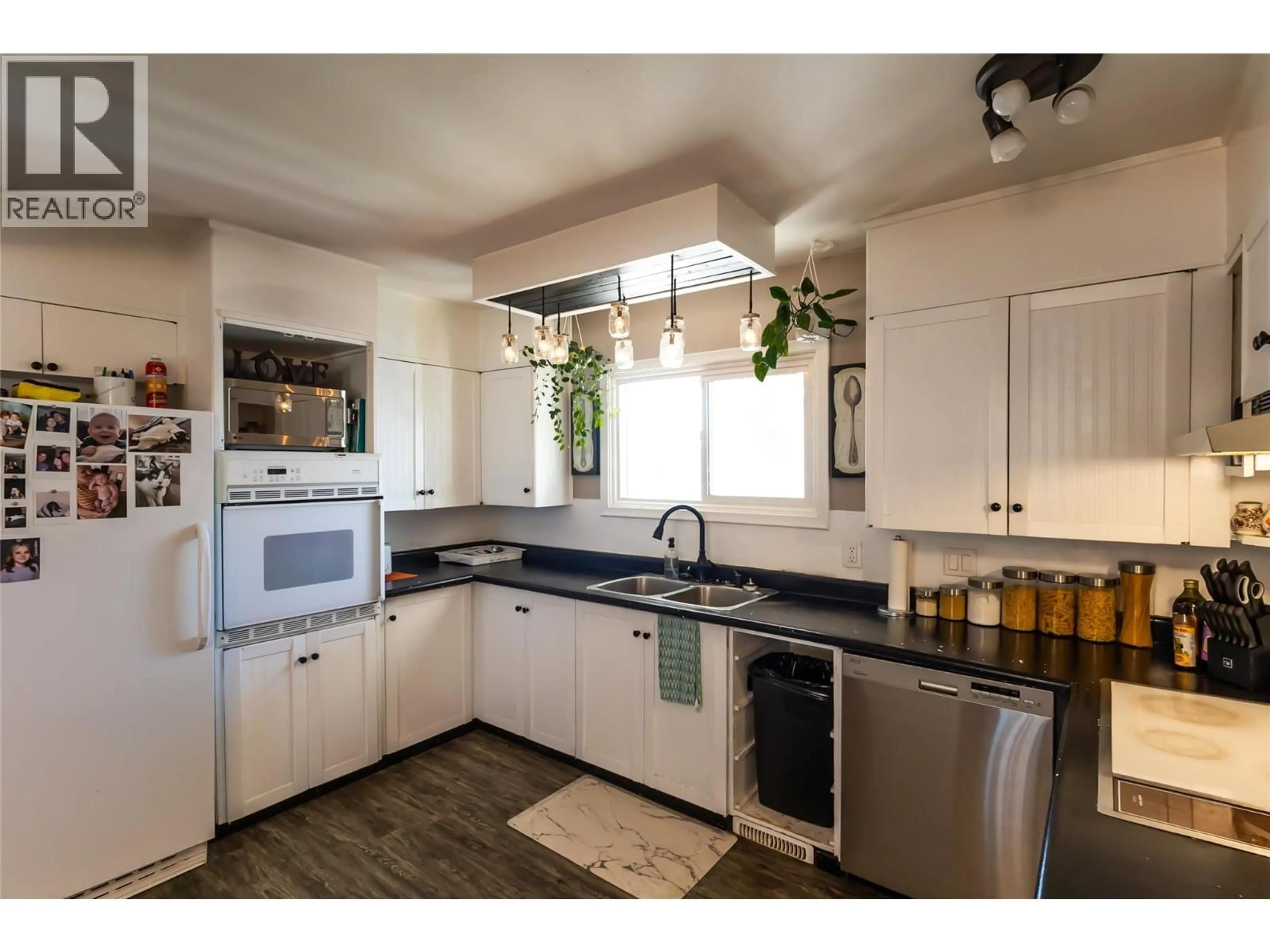 Open concept kitchen, ceramic/tile floor for 1325 115 AVENUE, Dawson Creek British Columbia V1G3C3