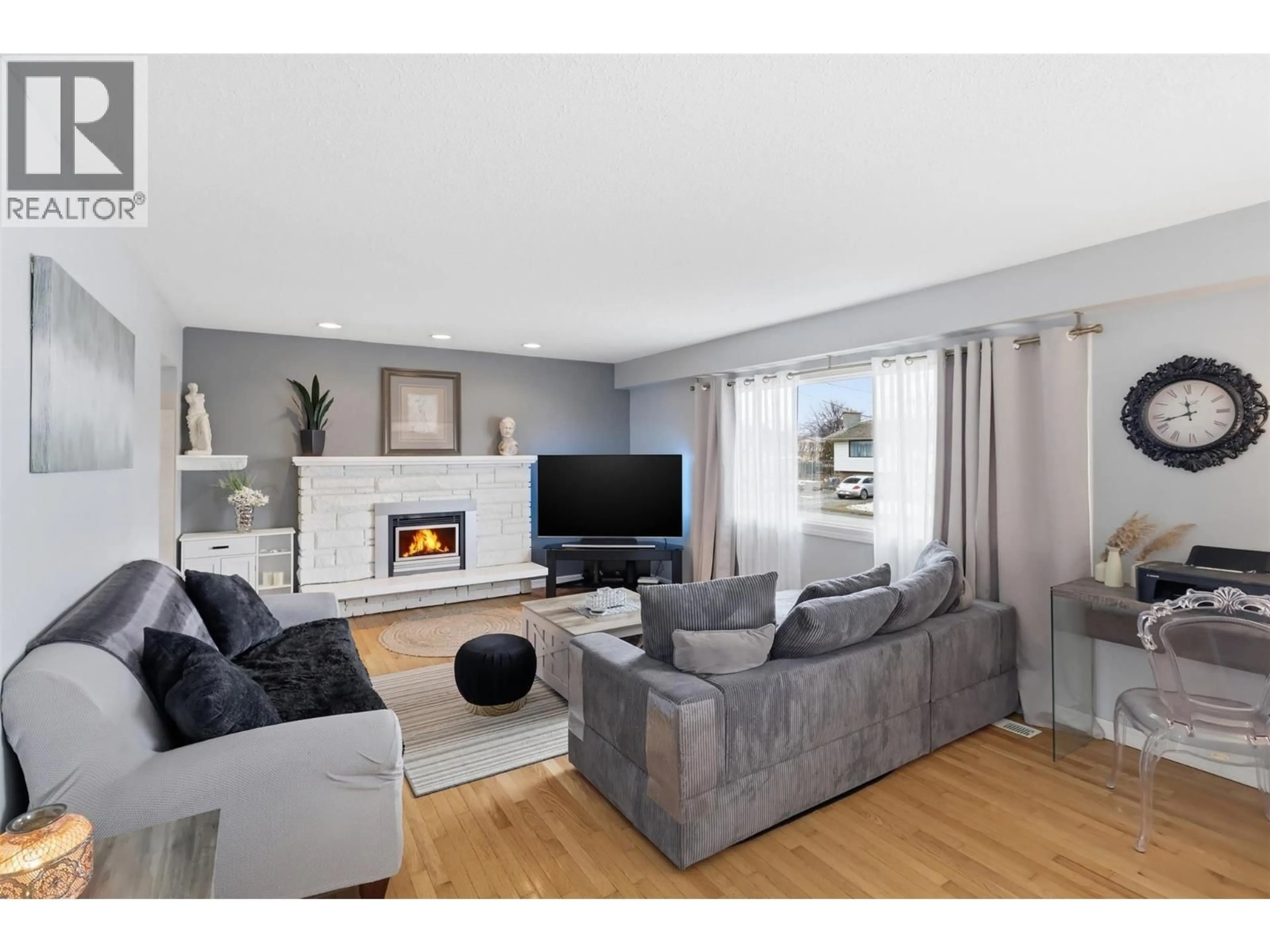 Living room with furniture, wood/laminate floor for 2460 BRIARWOOD AVENUE, Kamloops British Columbia V2B4Z9