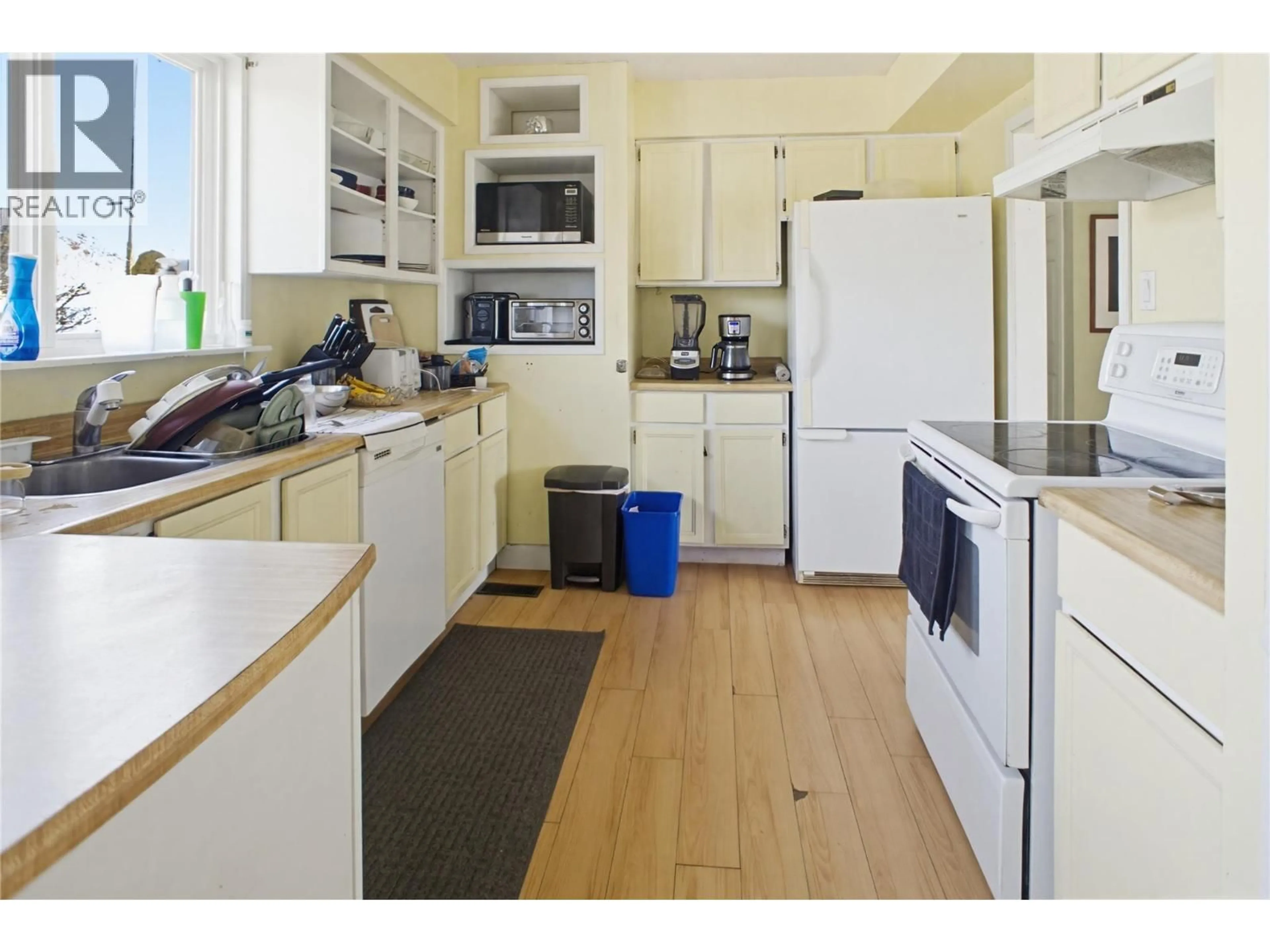 Standard kitchen, wood/laminate floor for 1942 FLEETWOOD AVENUE, Kamloops British Columbia V2B4S4
