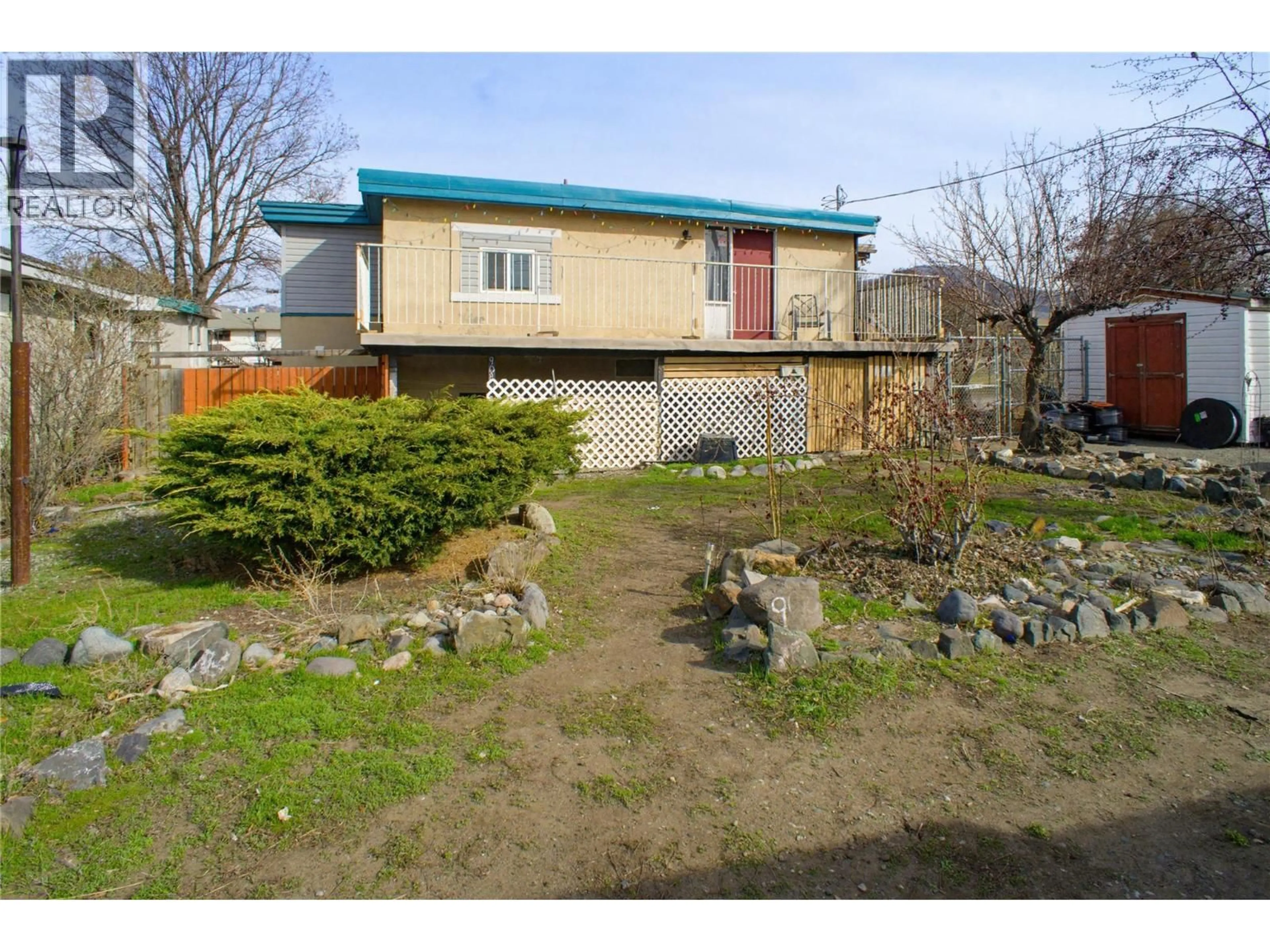 A pic from outside/outdoor area/front of a property/back of a property/a pic from drone, street for 908 WESTMINSTER AVENUE, Kamloops British Columbia V2B1P1