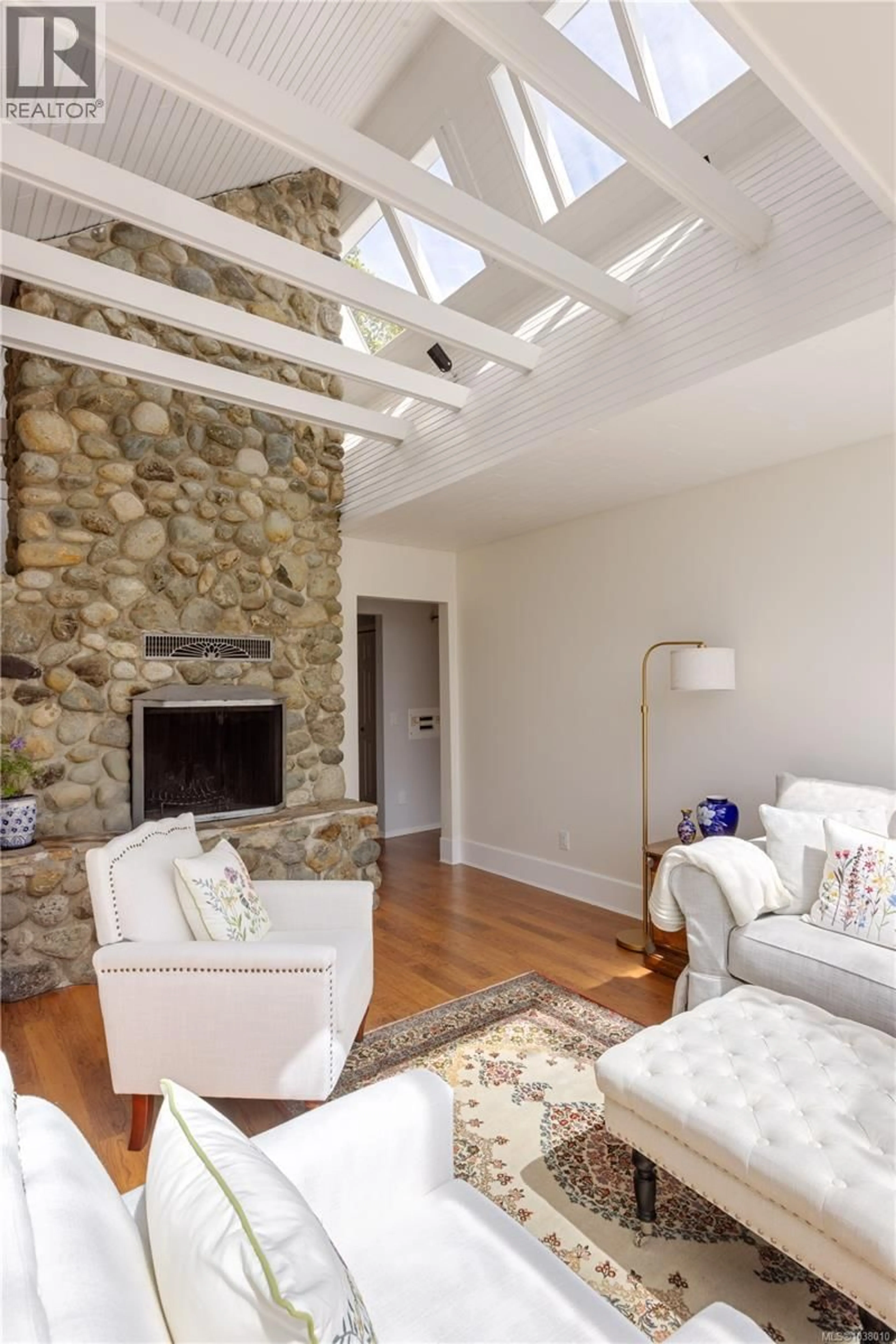 Living room with furniture, unknown for 4395 ROBINWOOD DRIVE, Saanich British Columbia V8N5R7