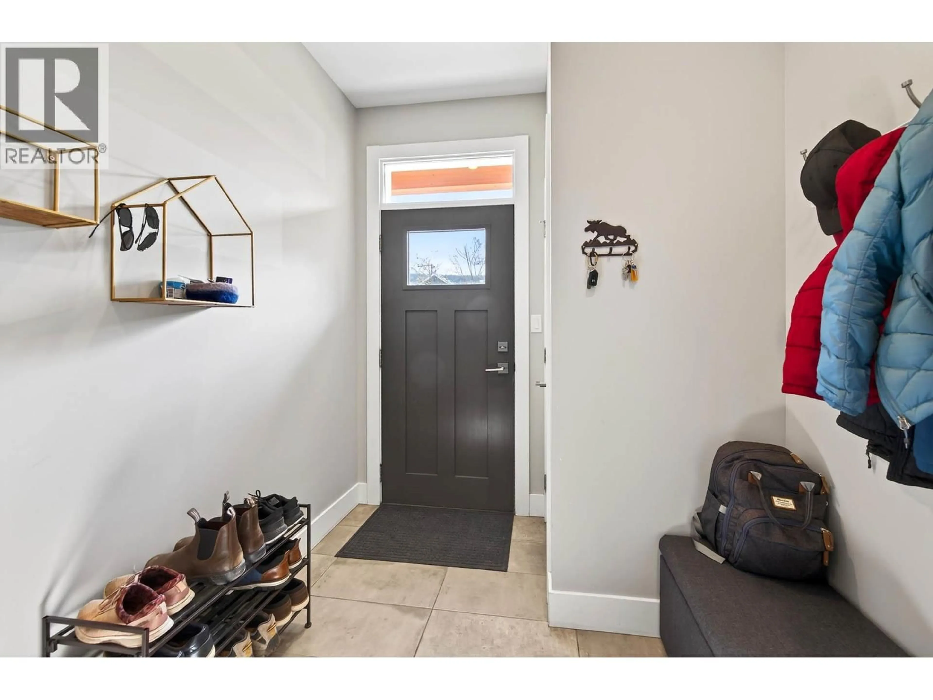 Indoor entryway for 102 - 370 9TH AVENUE, Kamloops British Columbia V2C0H9