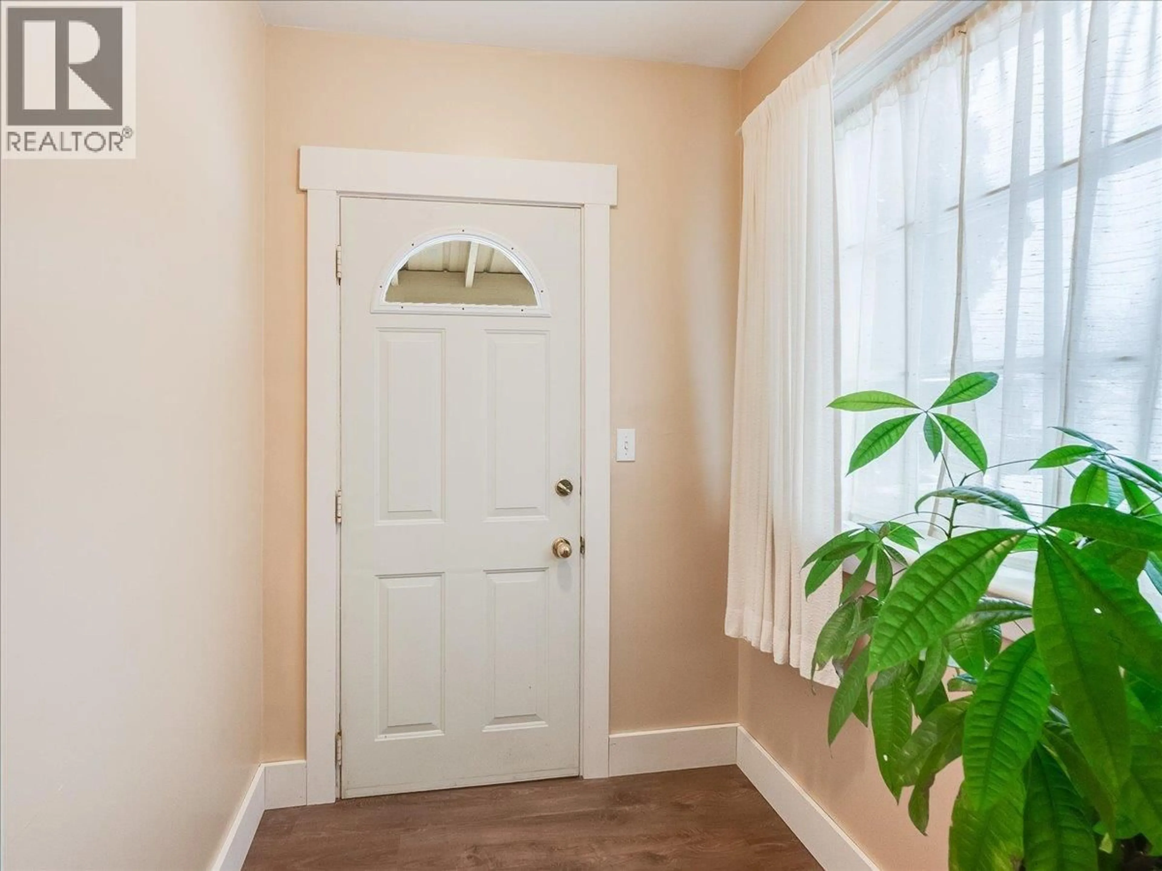 Indoor entryway for 2824 9TH AVENUE, Castlegar British Columbia V1N2Z1