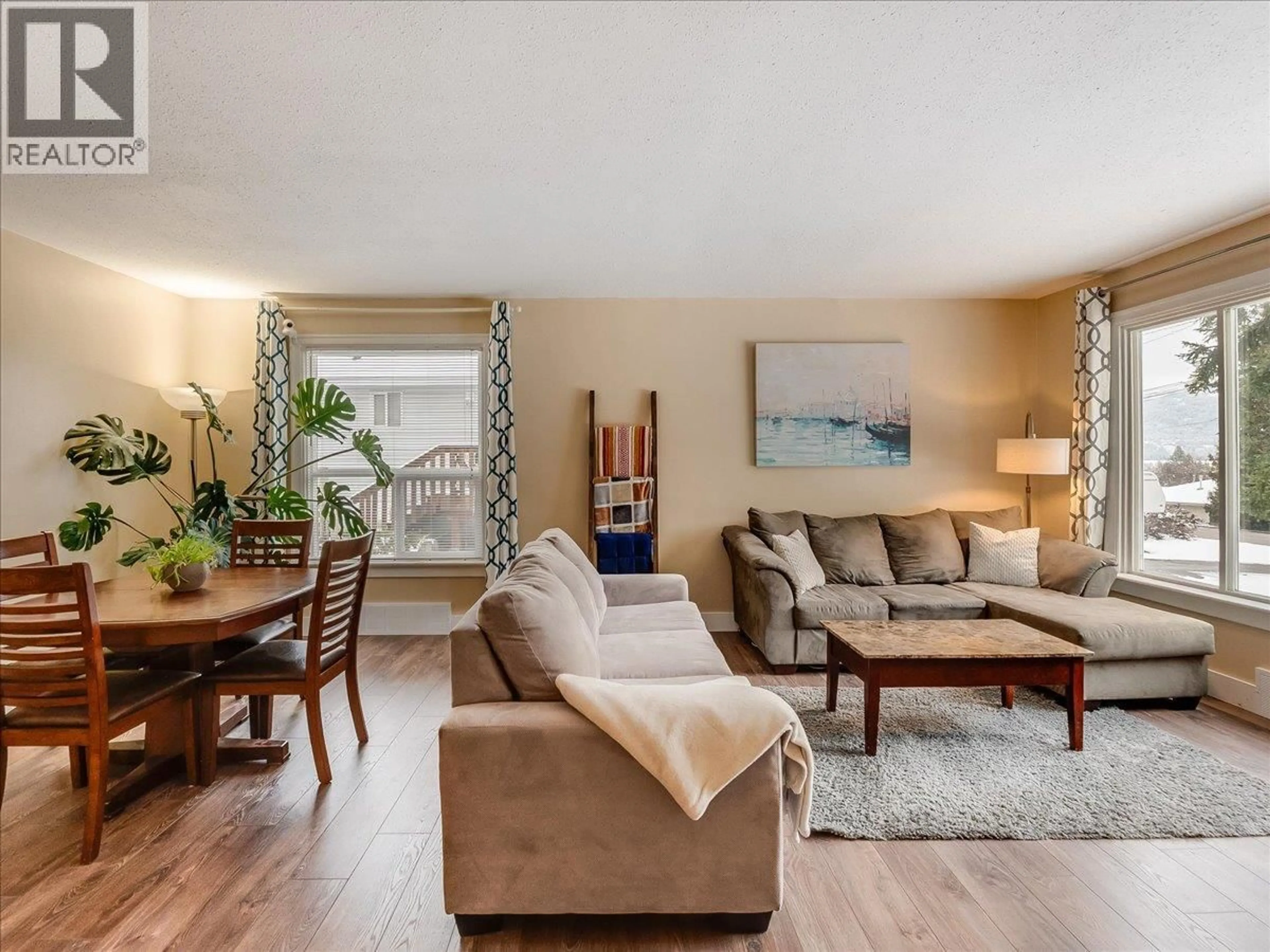 Living room with furniture, wood/laminate floor for 2824 9TH AVENUE, Castlegar British Columbia V1N2Z1