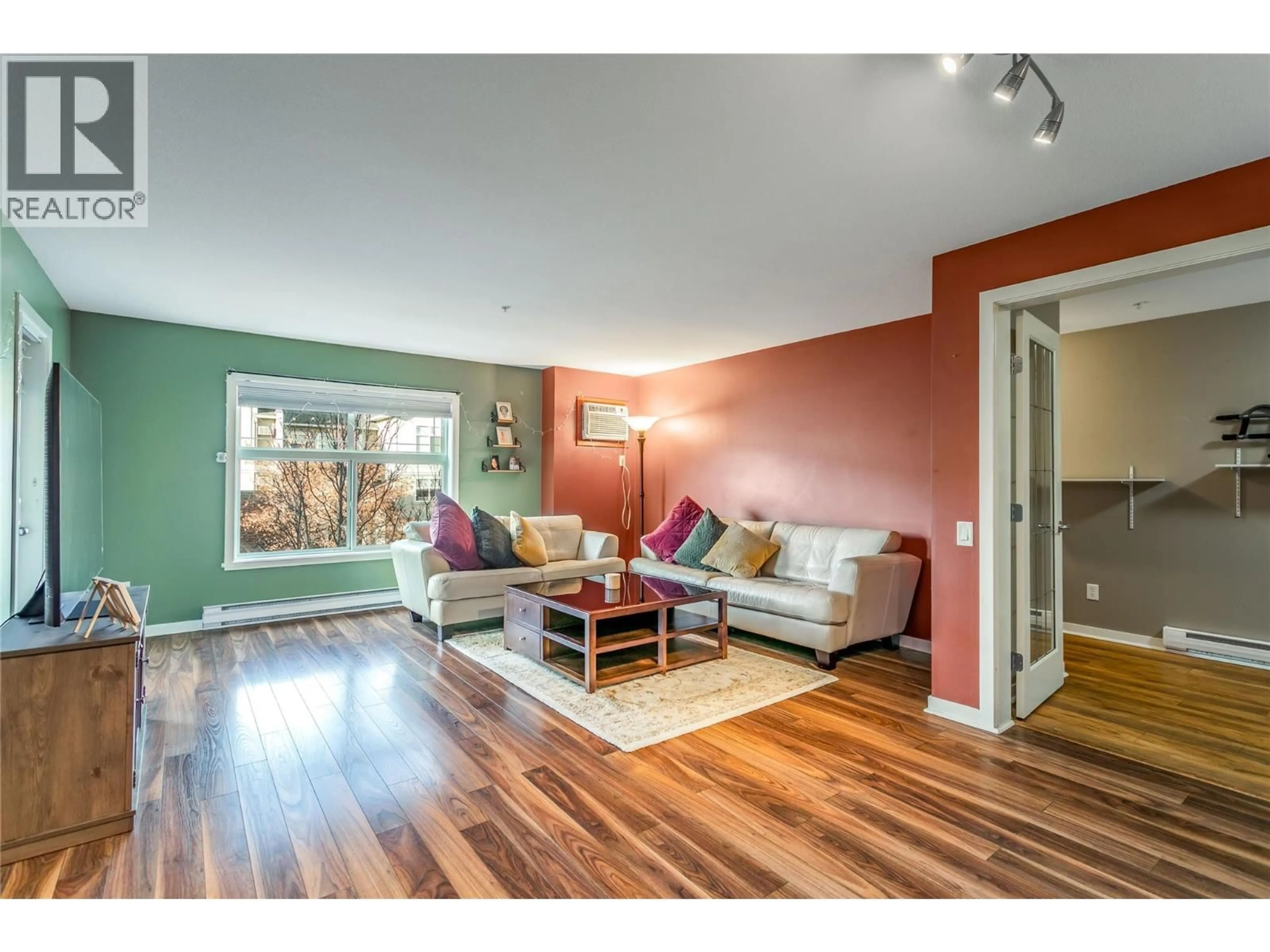 Living room with furniture, wood/laminate floor for 221 - 515 HOUGHTON ROAD, Kelowna British Columbia V1X8B9