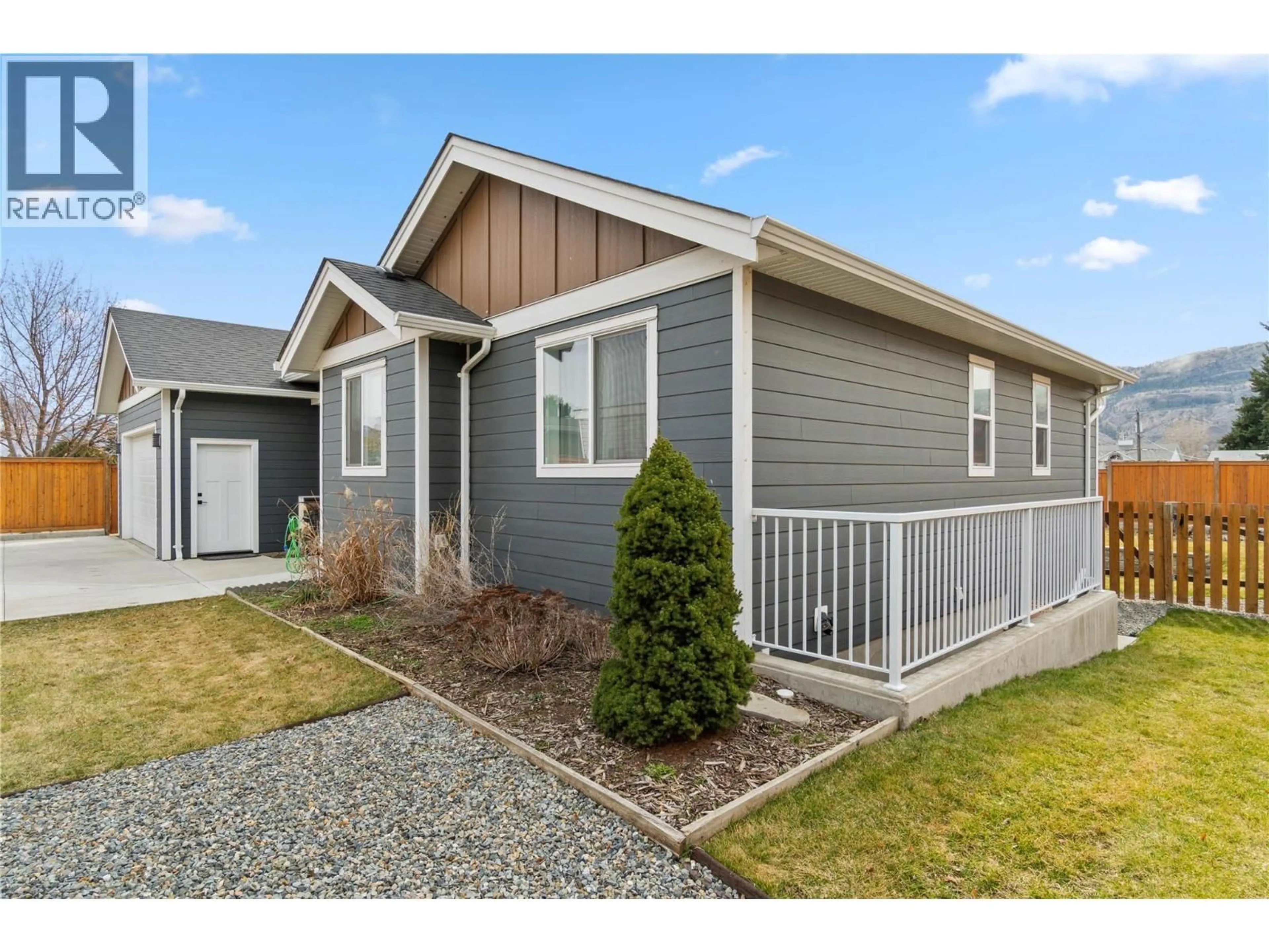 Home with vinyl exterior material, street for 2567 YOUNG AVENUE, Kamloops British Columbia V2B4M9