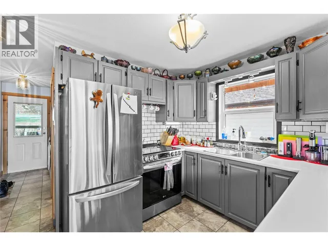 7241 ESTATE PLACE, Anglemont 3