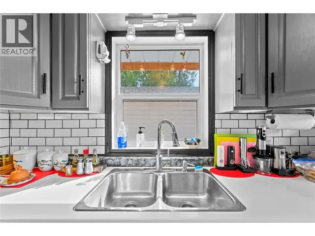 7241 ESTATE PLACE, Anglemont 4