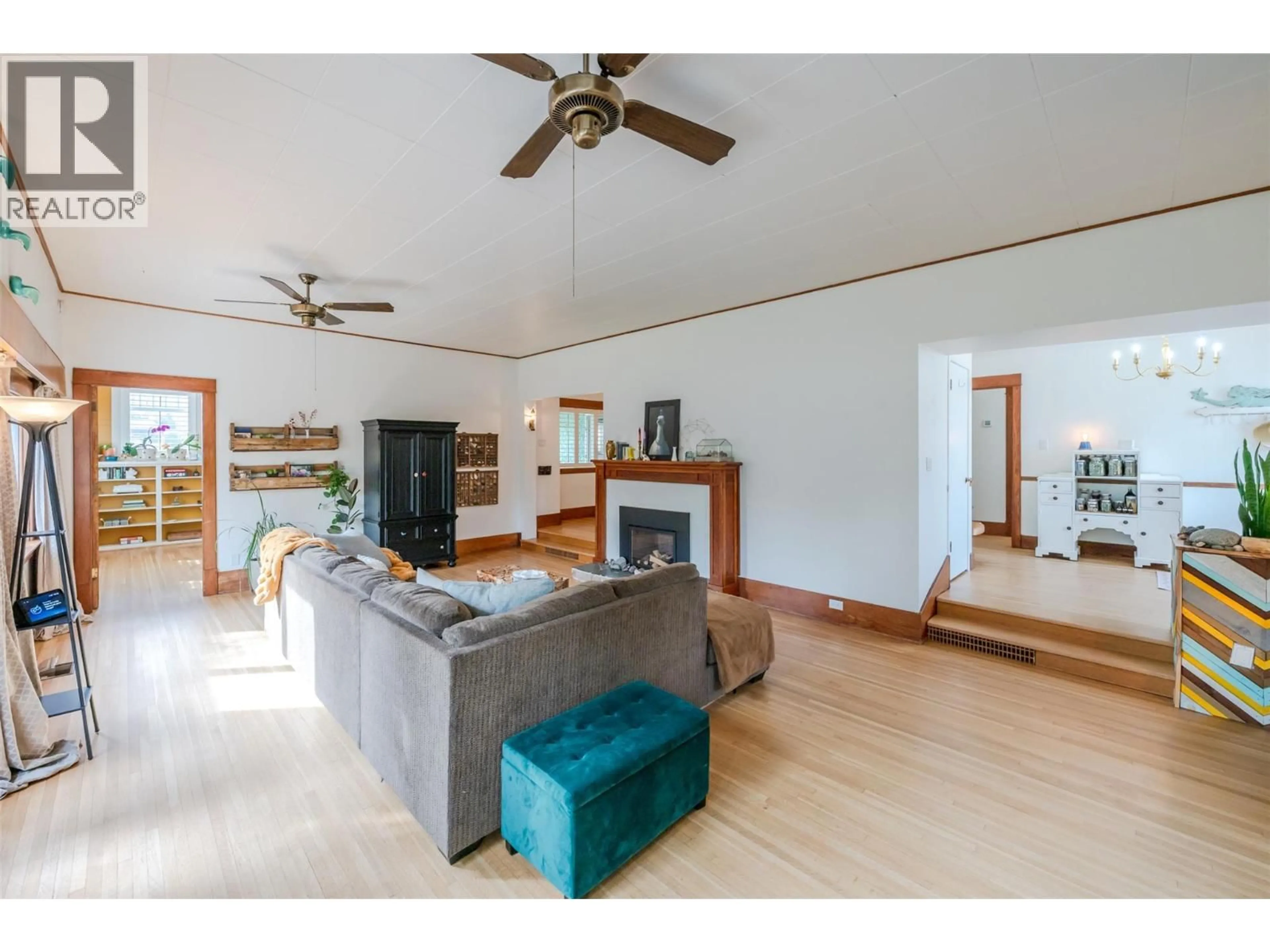 Living room with furniture, wood/laminate floor for 100 HUTH AVENUE, Penticton British Columbia V2A2Z9