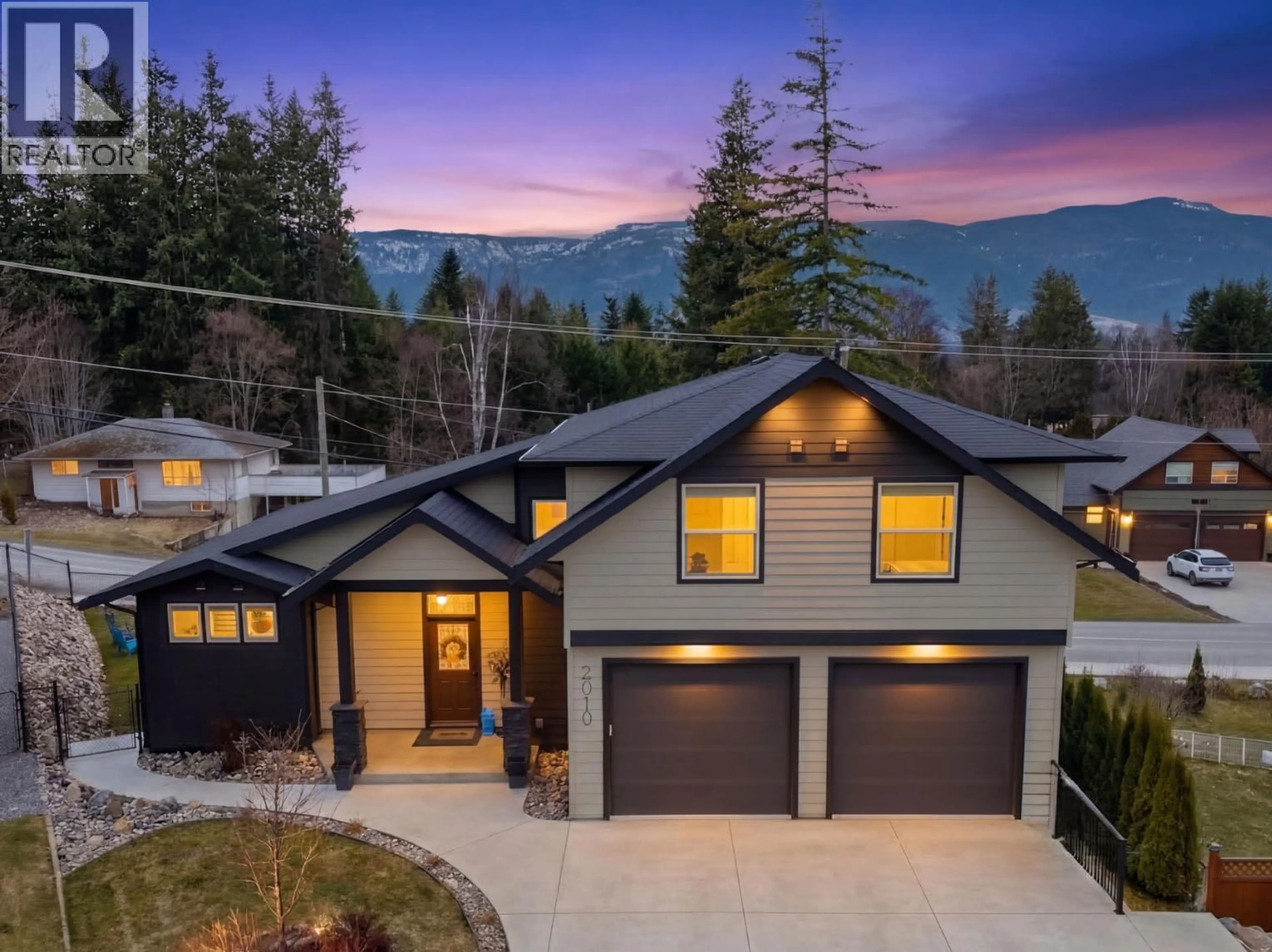 Home with vinyl exterior material, mountain view for 2010 15 AVENUE SOUTHEAST, Salmon Arm British Columbia V1E0E7