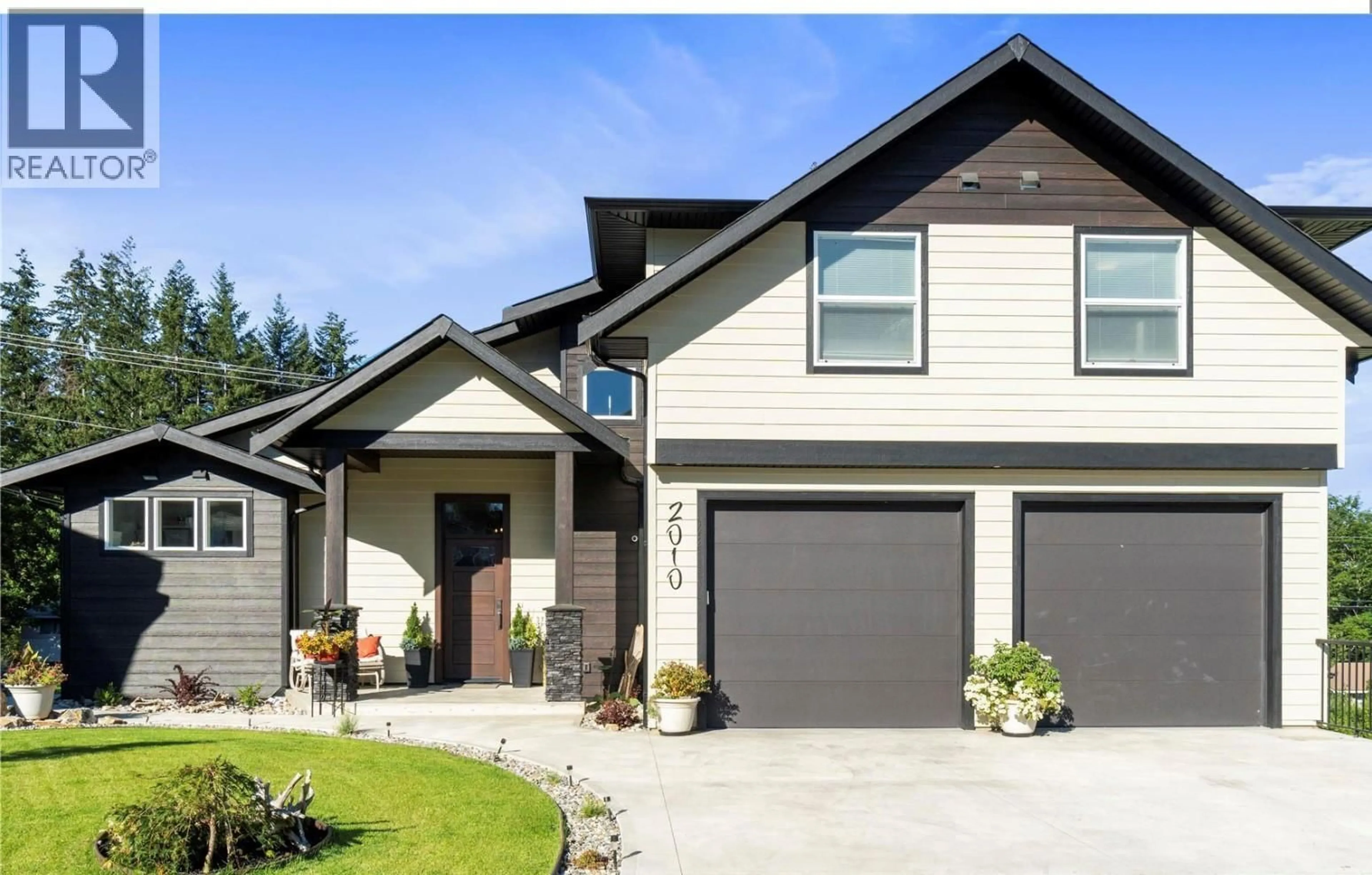 Home with vinyl exterior material, street for 2010 15 AVENUE SOUTHEAST, Salmon Arm British Columbia V1E0E7