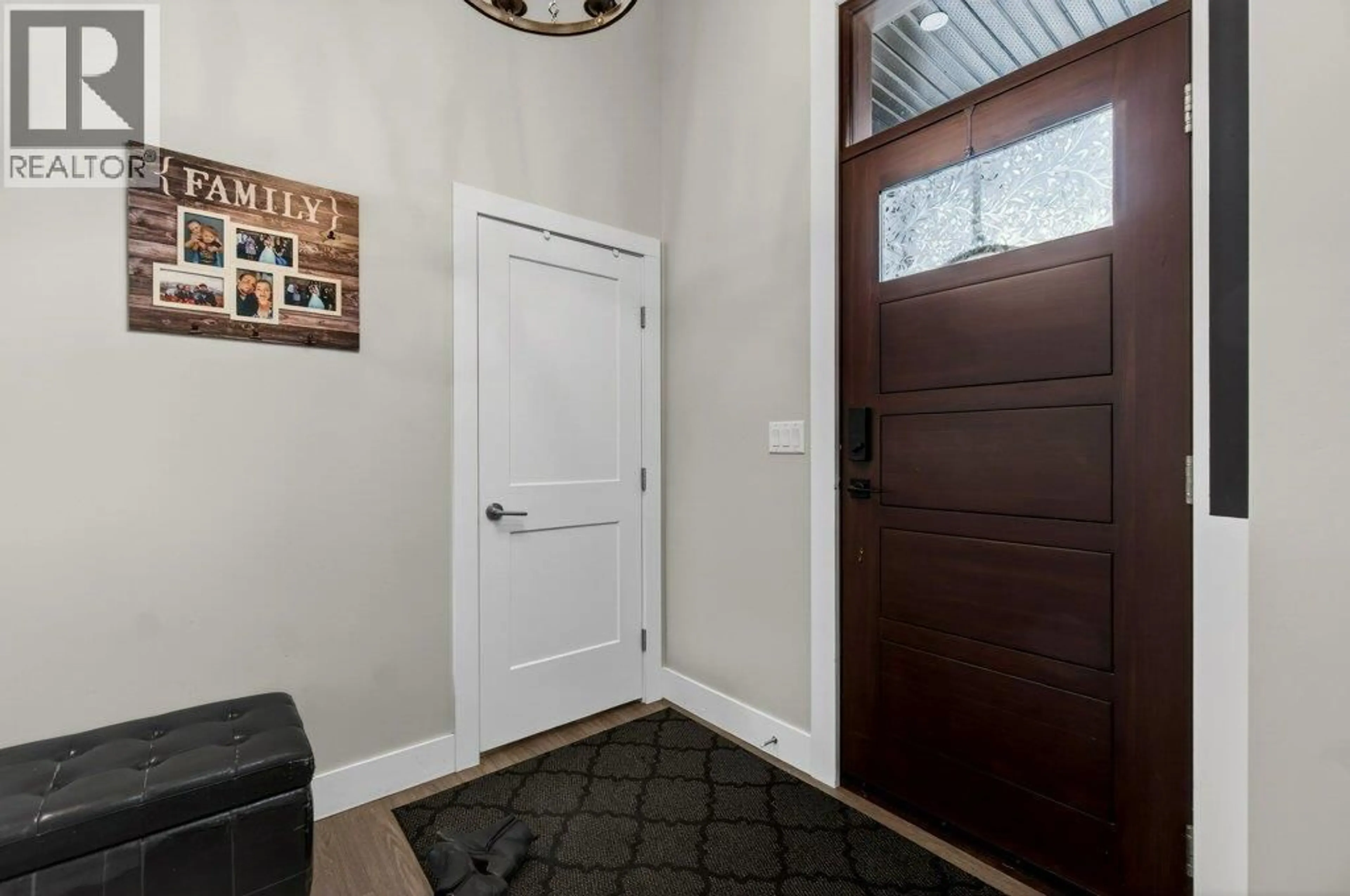 Indoor entryway for 2010 15 AVENUE SOUTHEAST, Salmon Arm British Columbia V1E0E7