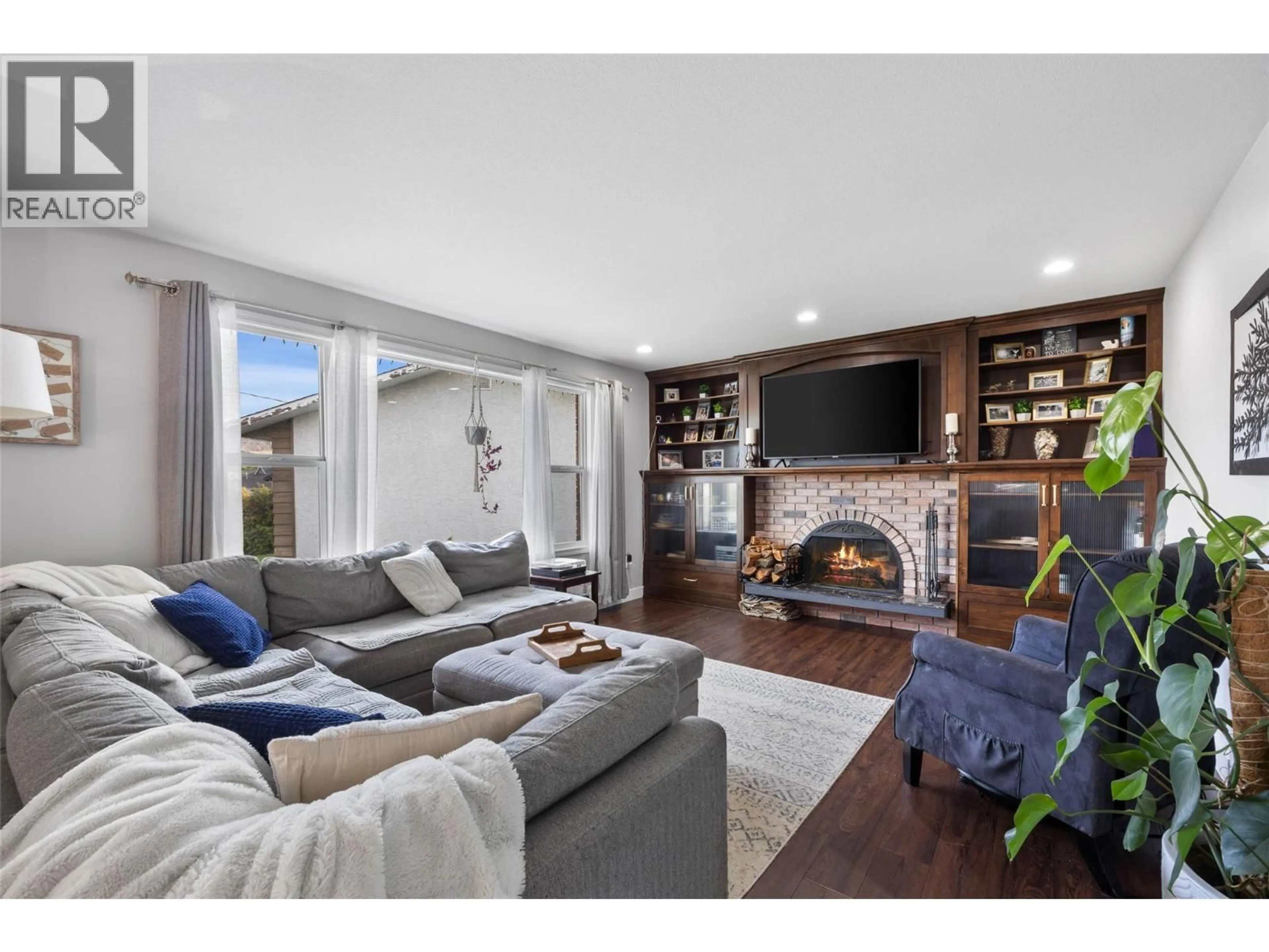 Living room with furniture, unknown for 1795 DELNOR CRESCENT, Kamloops British Columbia V2B4H9