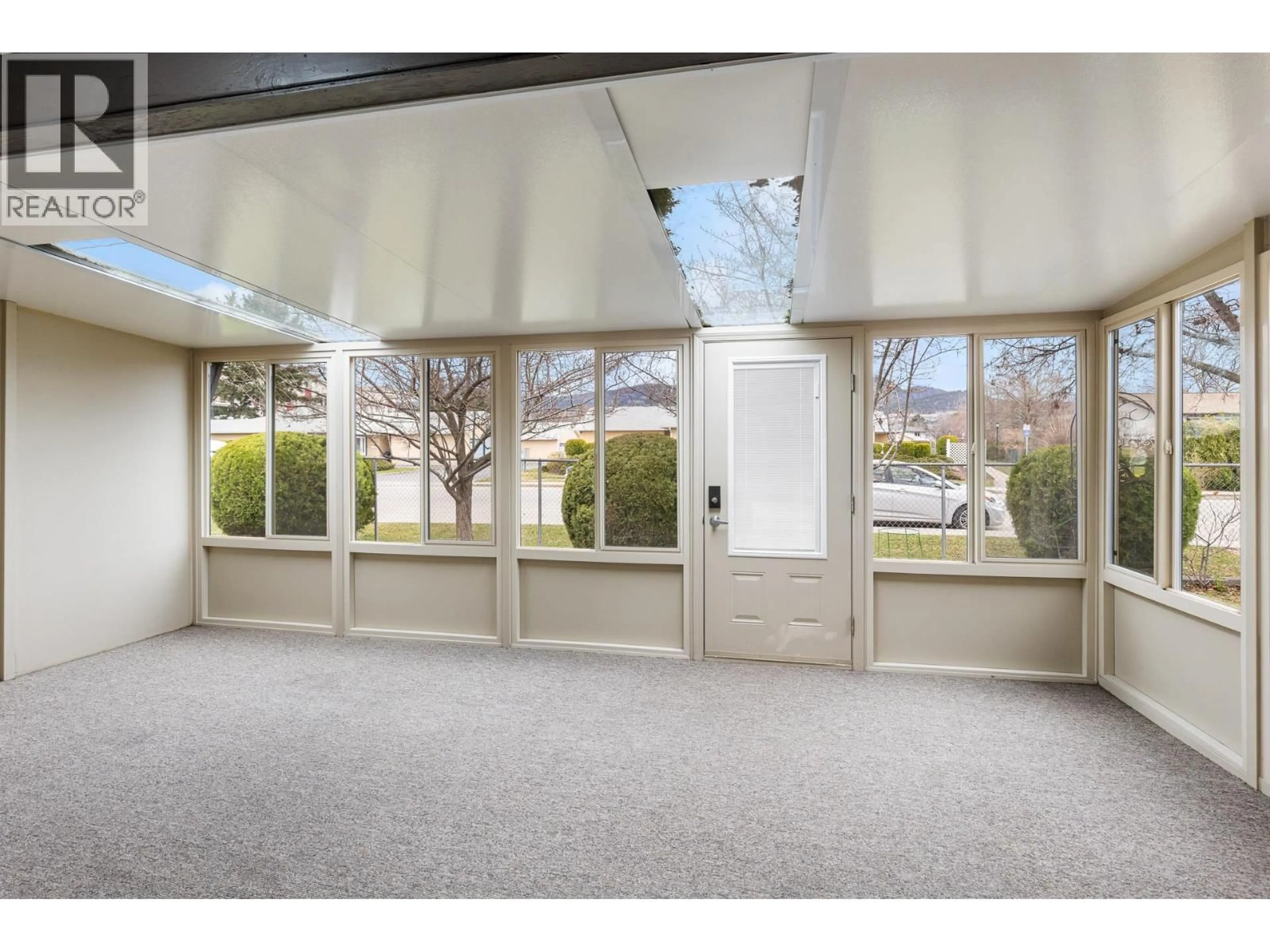 Indoor foyer for 16 - 200 GERSTMAR ROAD, Kelowna British Columbia V1X4A7