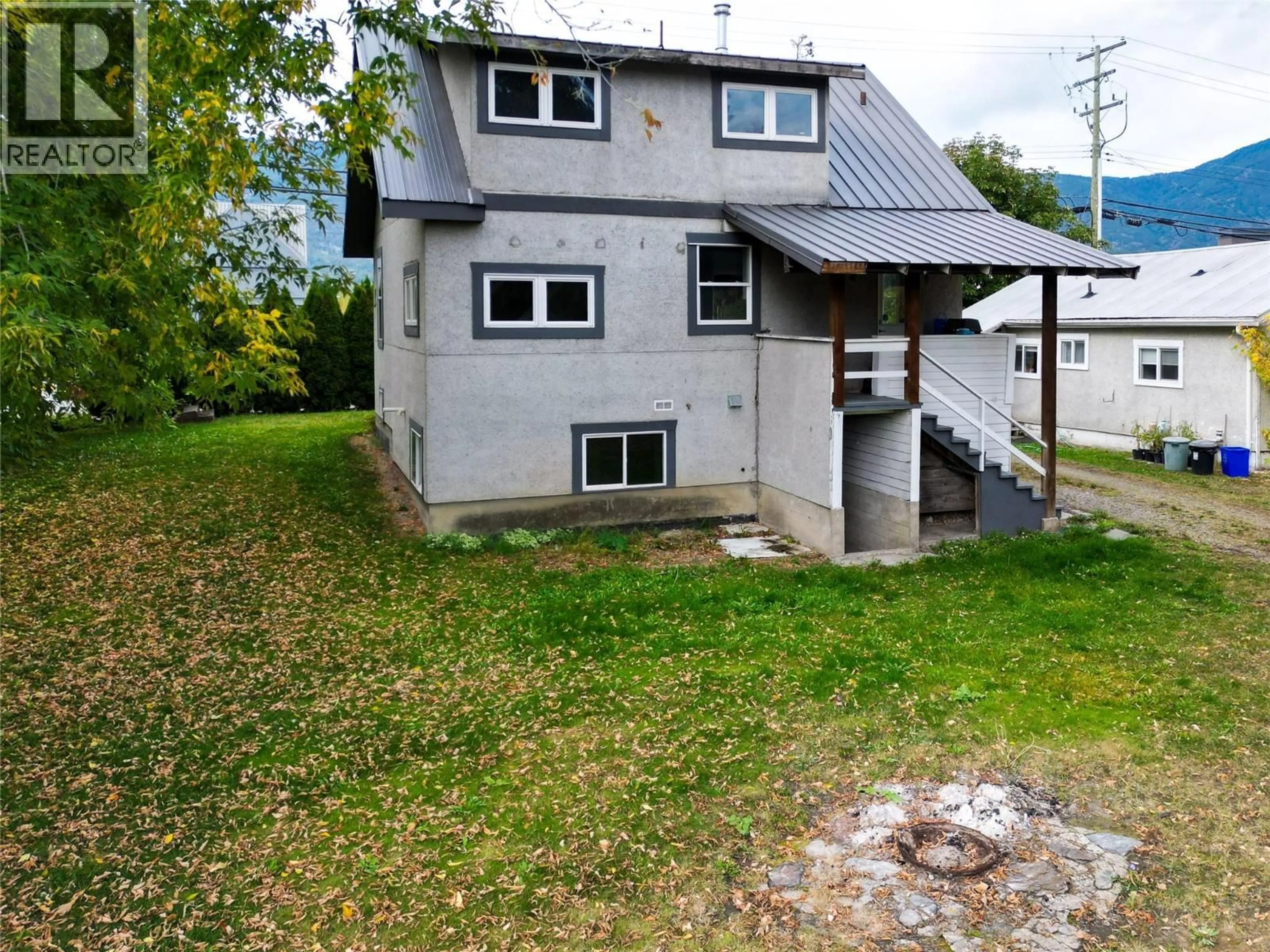 A pic from outside/outdoor area/front of a property/back of a property/a pic from drone, building for 710 10 STREET SOUTHWEST, Salmon Arm British Columbia V1E1T2