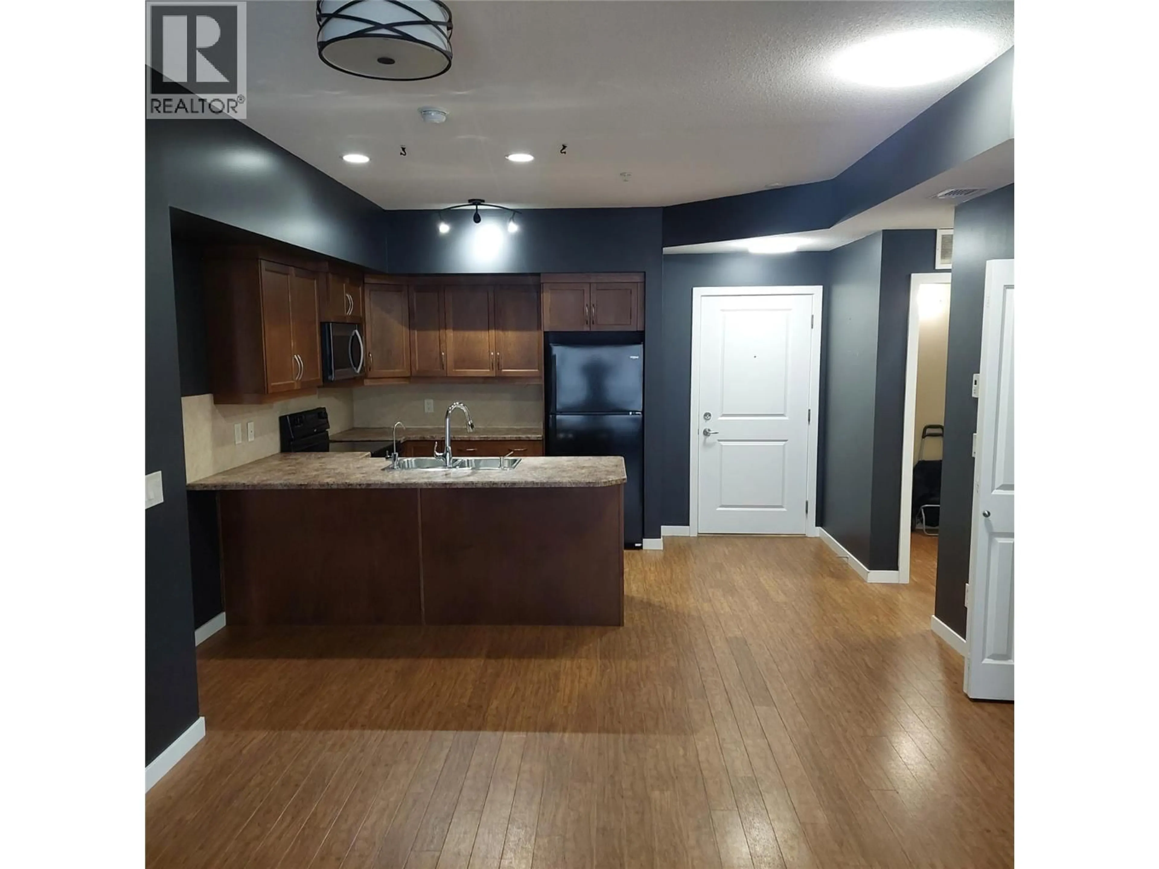 Open concept kitchen, wood/laminate floor for 122 - 850 SAUCIER AVENUE, Kelowna British Columbia V1Y6A3